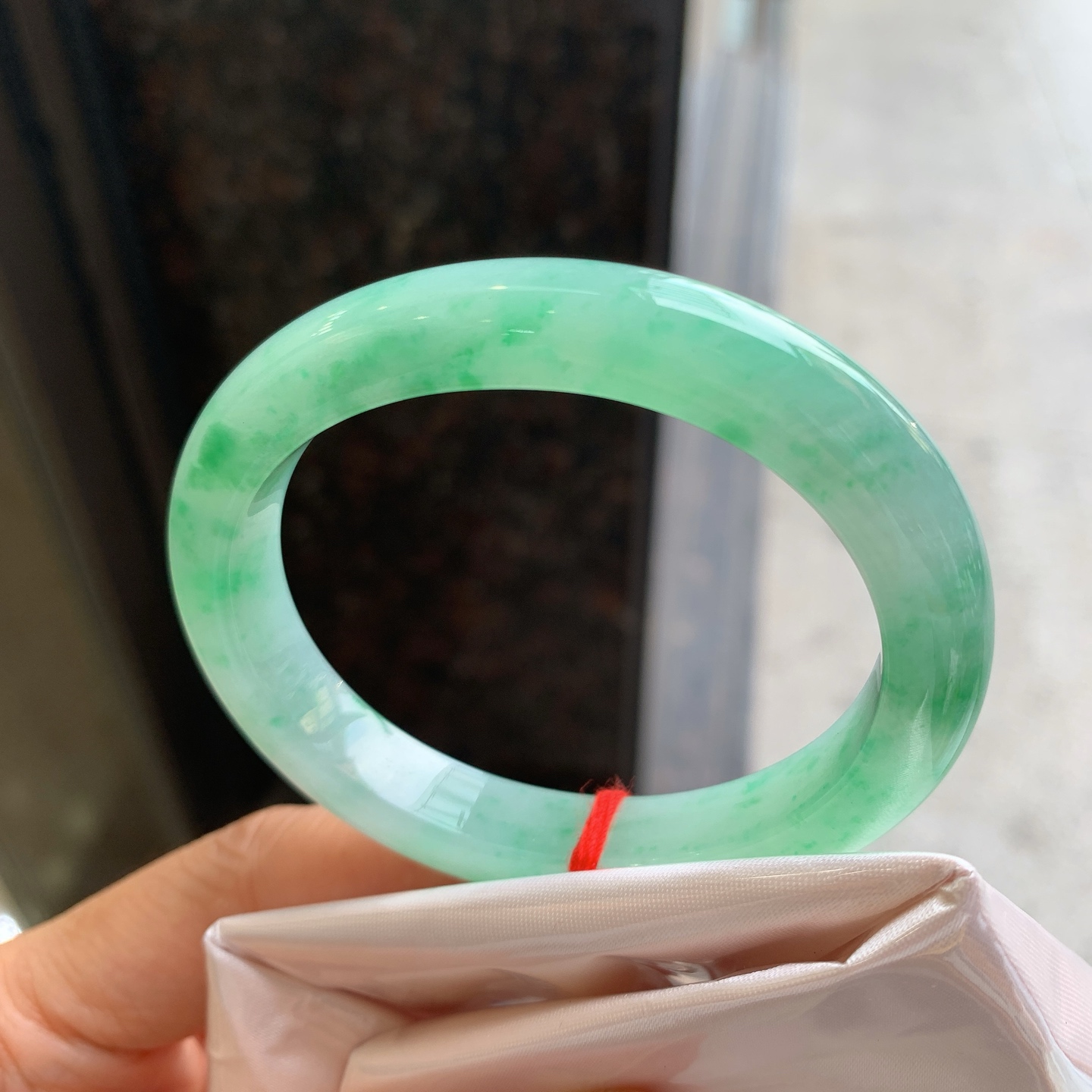 贵妃飘绿 无裂 尺寸：53.9/46/9.5/7.5 细腻
