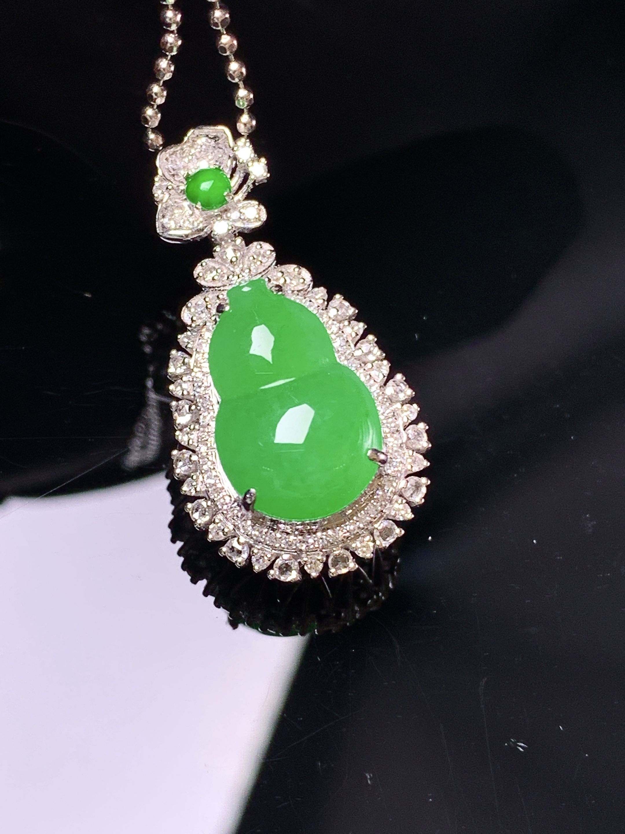 18k金钻镶嵌满绿葫芦吊坠 玉质细腻 色泽艳丽清新 整体尺寸26.5*13.6*10.7 k1