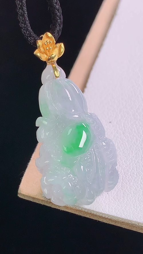 ️18K冰飘绿白菜吊坠，无裂，尺寸:35.6-29.4-16.3-9.3mm 17