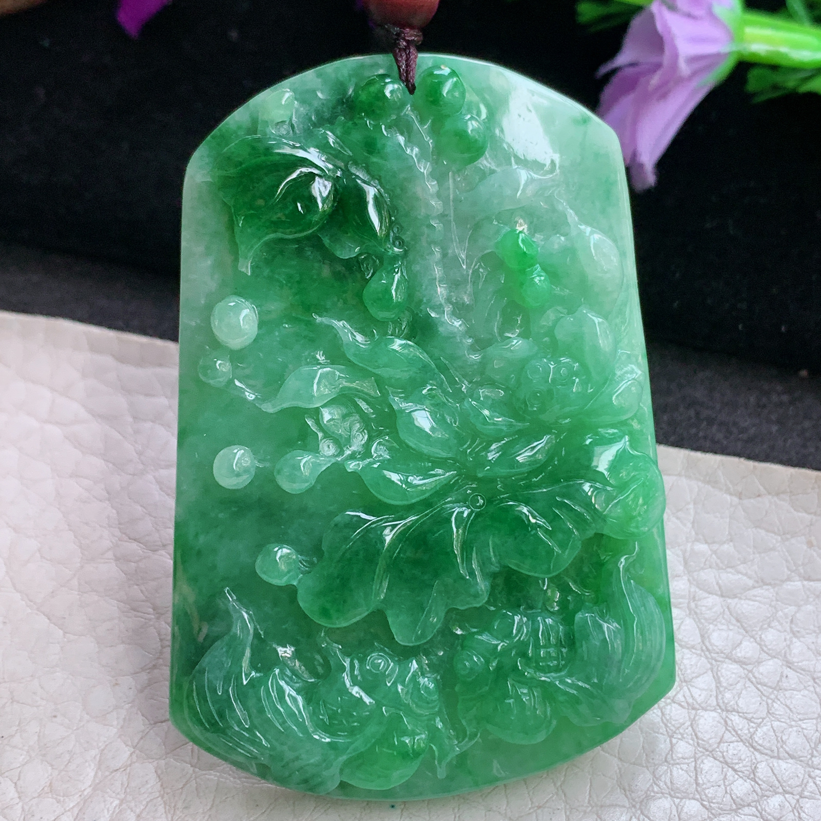zen自然光61.8*42.5*7.8缅甸翡翠满绿荷叶鱼吊坠，年年有余