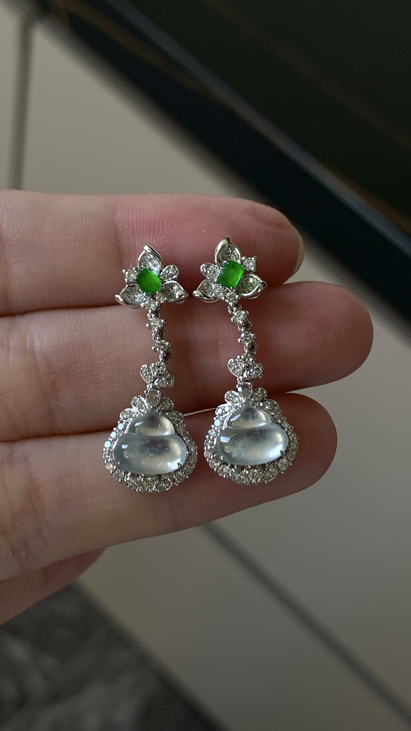 ️【18k金镶嵌葫芦耳钉一对】冰润水透，种老细腻起荧尺寸：成品：29.4*11*5.5，裸石：8*