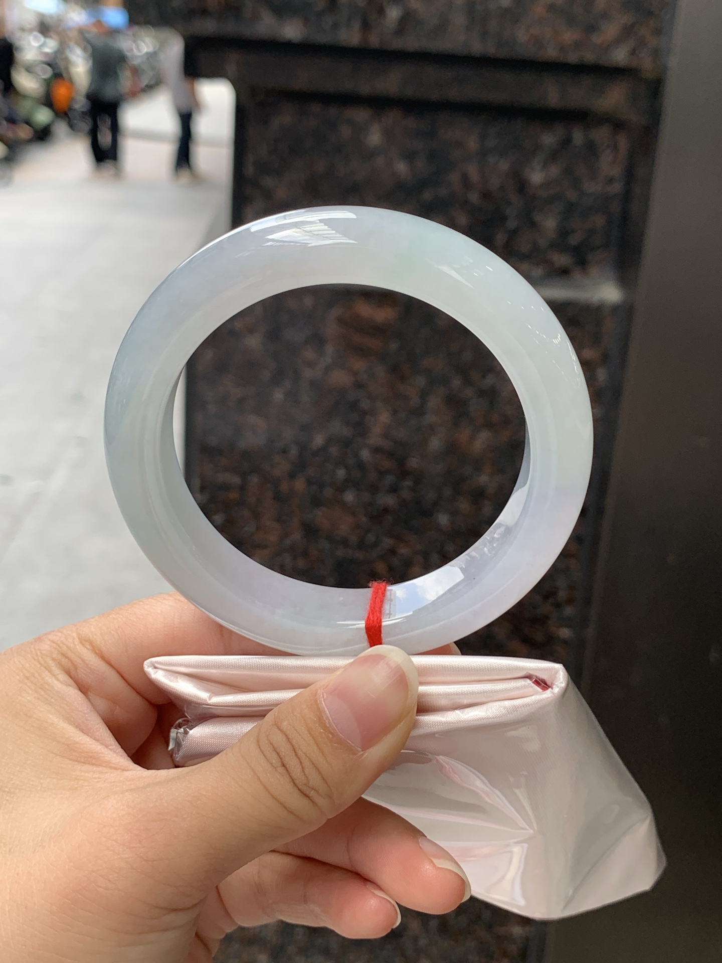 冰春彩正圈 60.3-13.2-10.5 0623-N1051 打灯细纹，冰透莹润，湖水青渐变底色柔和耐看，种水通透干净，光线穿过自带水光灵气。
