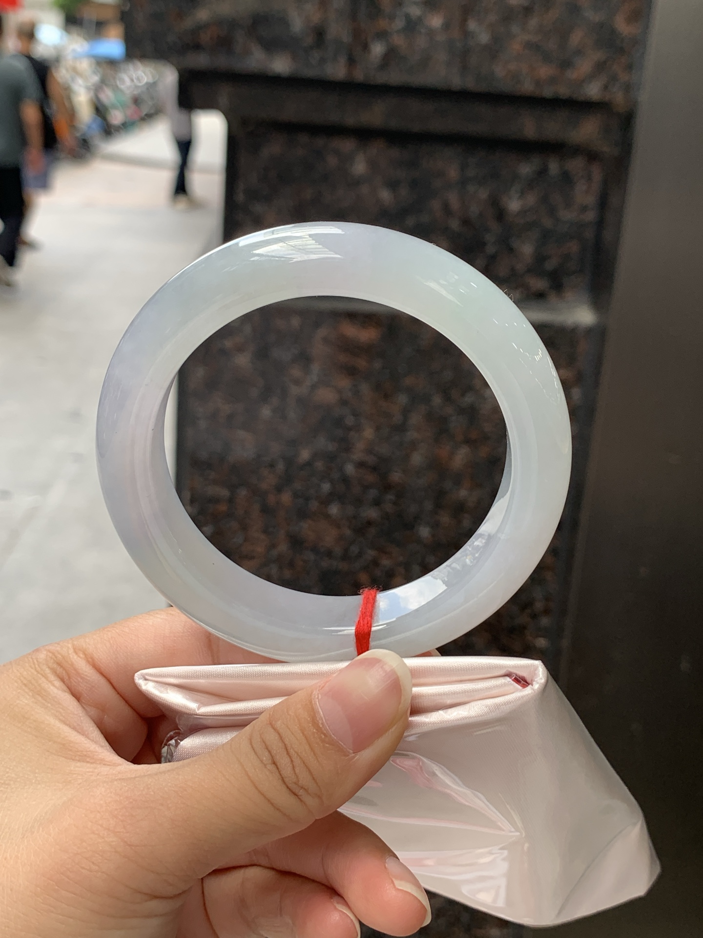 冰春彩正圈 60.3-13.2-10.5 0623-N1051 打灯细纹，冰透莹润，湖水青渐变底色柔和耐看，种水通透干净，光线穿过自带水光灵气。