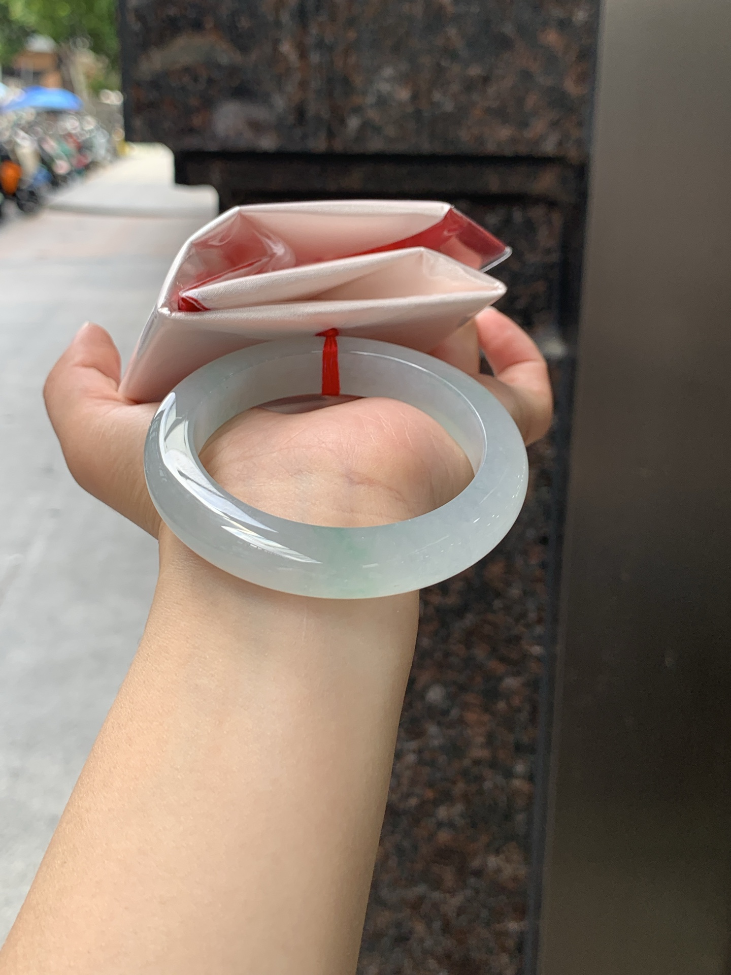 冰飘绿正圈 0623-N1049-1 打灯纹裂，清润冰透，底色柔和淡雅，玉质细腻通透，带淡淡飘绿，水头拉满，自然光下灵气十足，温润气质，日常佩戴百搭耐看。