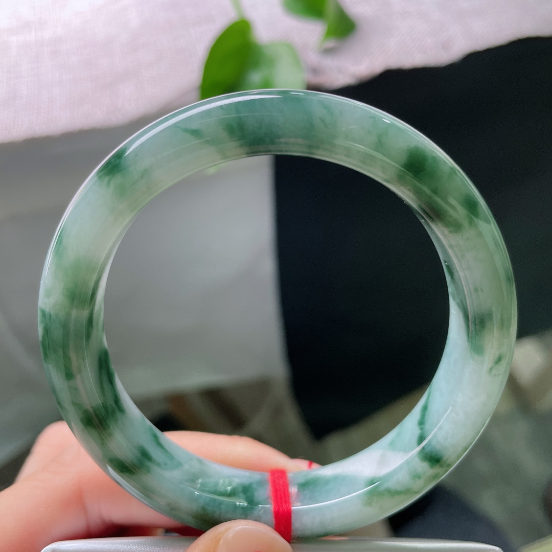 飘花正圈，无裂，翠絮萦凝冰玉镯，腕间藏一幅江南烟岚，ss57180a