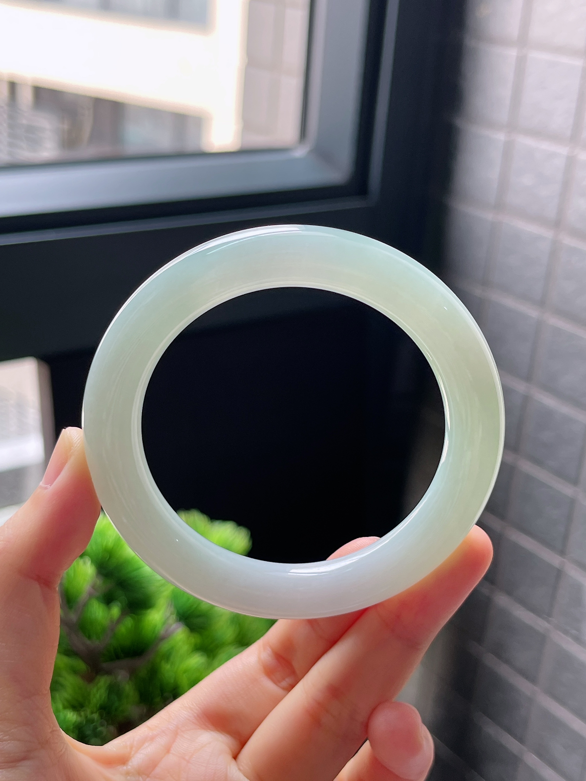 圈口54.4，冰糯种浅绿色翡翠圆条翡翠手镯