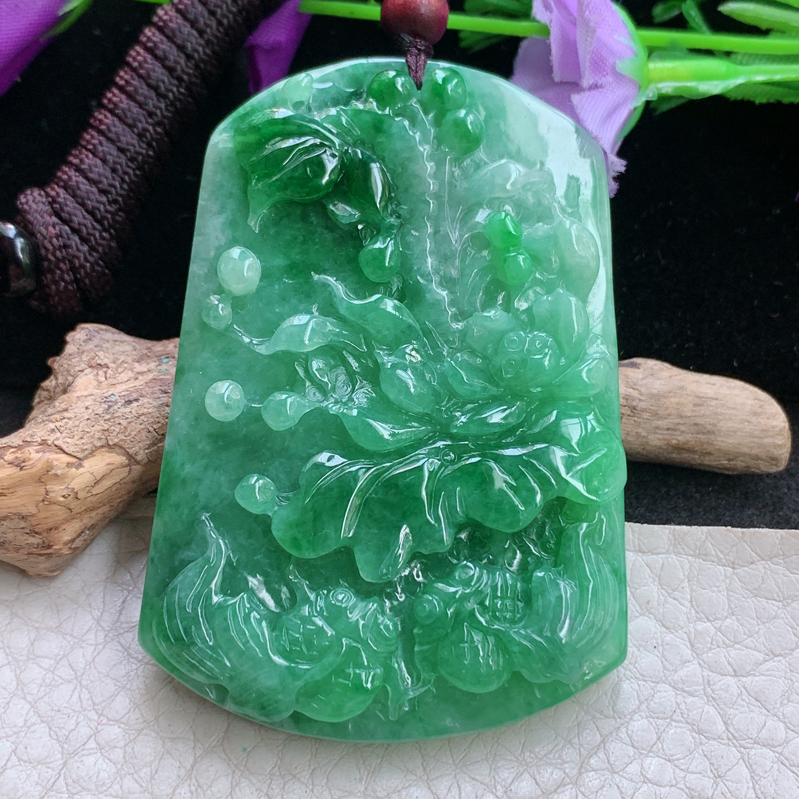 zen自然光61.8*42.5*7.8缅甸翡翠满绿荷叶鱼吊坠，年年有余