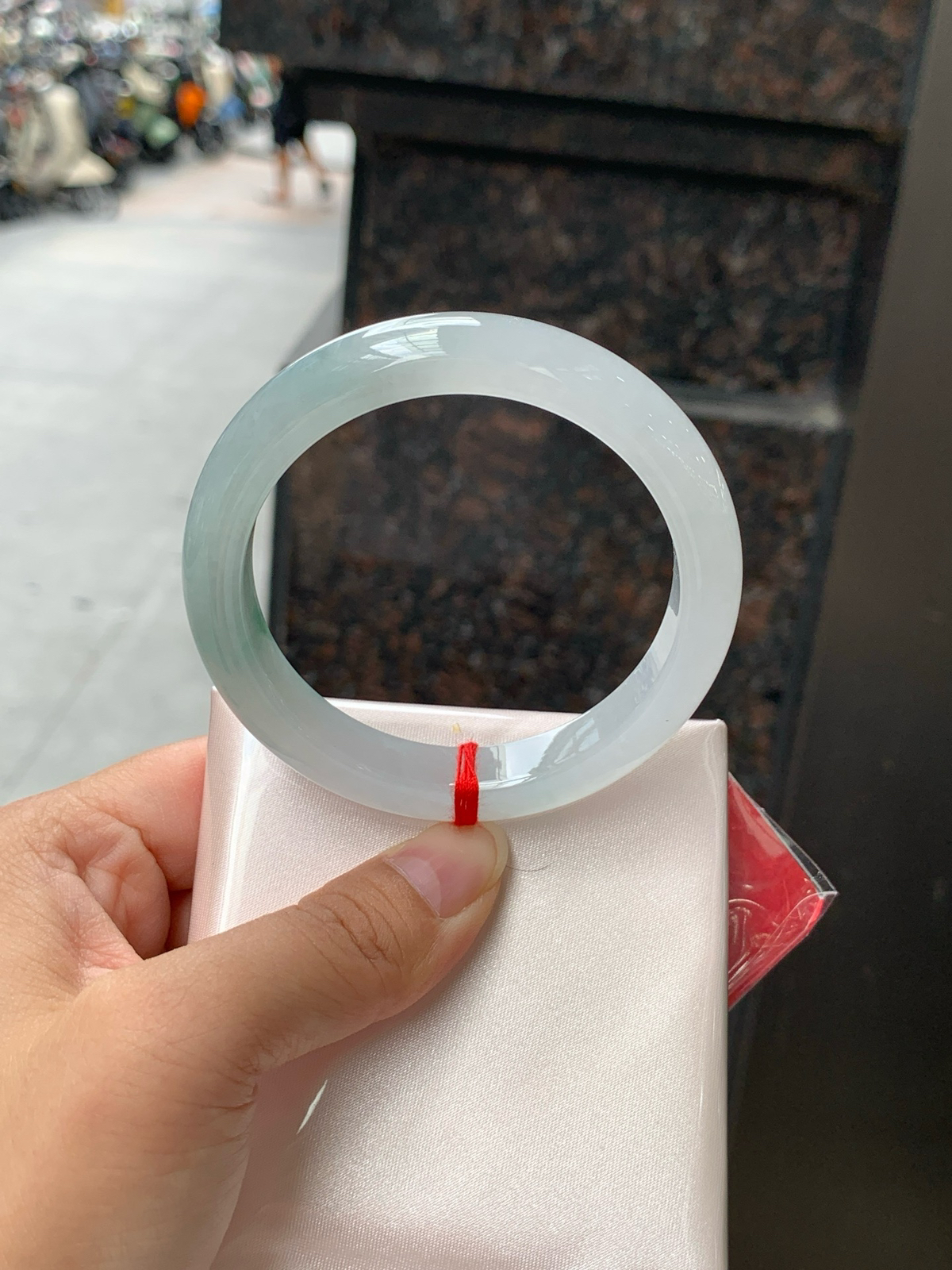 特惠活动#飘花正圈
尺寸：55.9-11.4-8.3
打灯冰晶纹，底妆水润细腻，几抹蓝花灵动飘逸，意境感十足，古典优雅又秀气