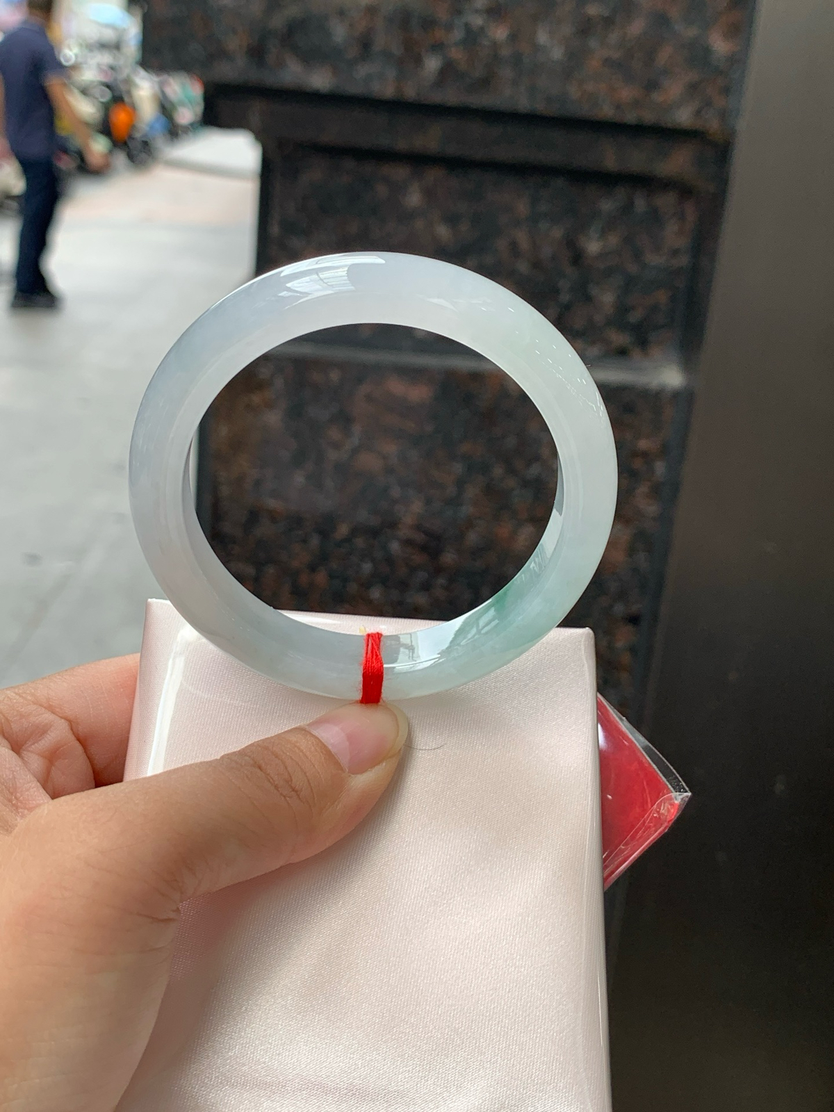 特惠活动#飘花正圈
尺寸：55.9-11.4-8.3
打灯冰晶纹，底妆水润细腻，几抹蓝花灵动飘逸，意境感十足，古典优雅又秀气