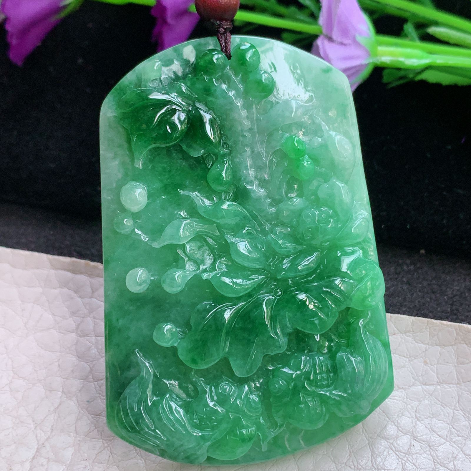 zen自然光61.8*42.5*7.8缅甸翡翠满绿荷叶鱼吊坠，年年有余