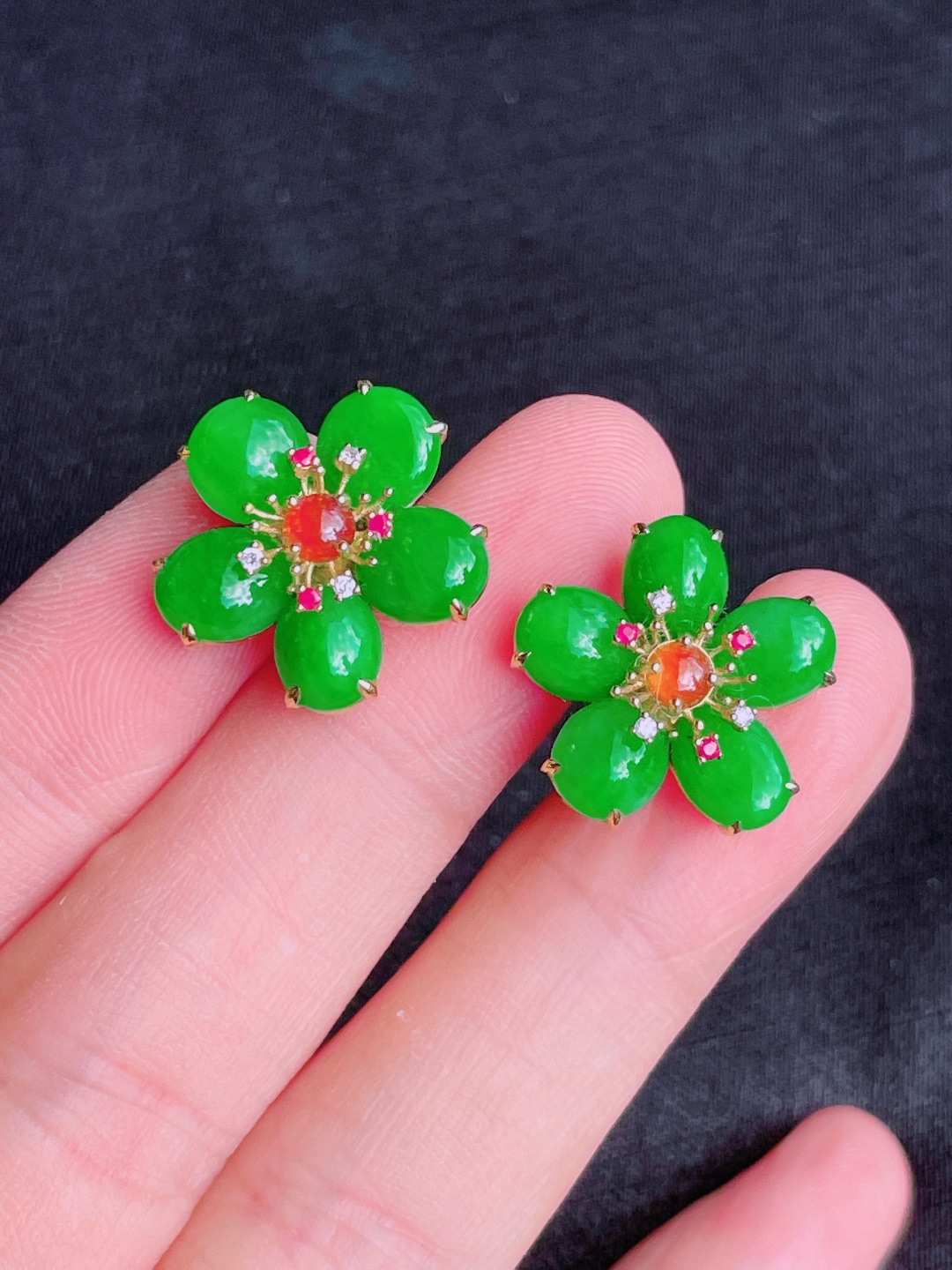 ️高冰绿蛋面耳钉 晶莹剔透，新颖时尚，无裂，7.5-6.5-4