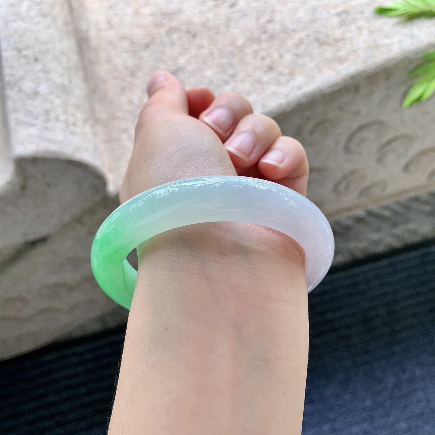 正圈57 58【圈口】58/12.6/9【编码】A3072250【描述】冰糯春彩，阳绿，水润，种老，细腻，无裂