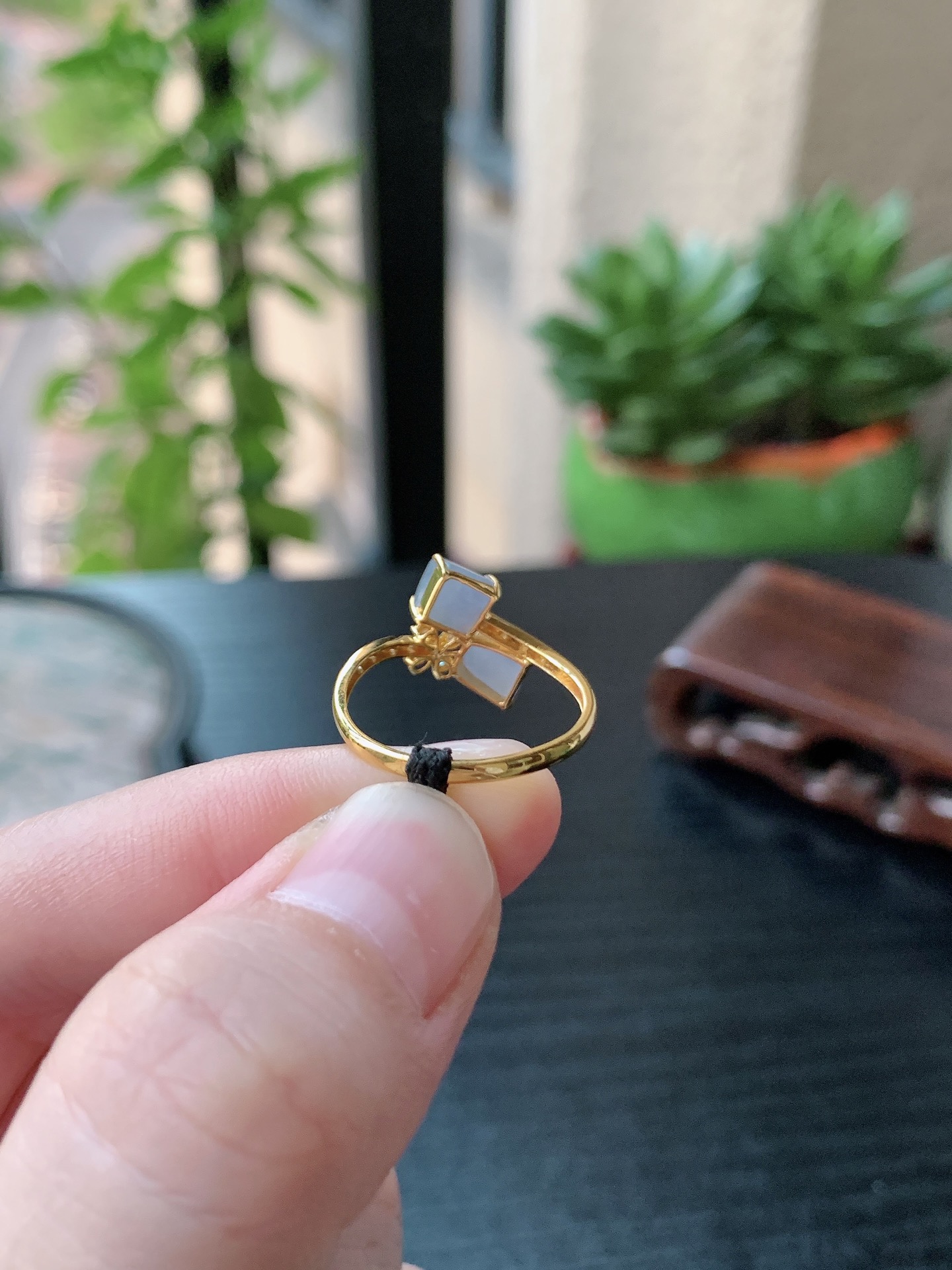 18k金镶嵌老坑冰种胶感随型戒指 裸石尺寸:5-5-4.8mm