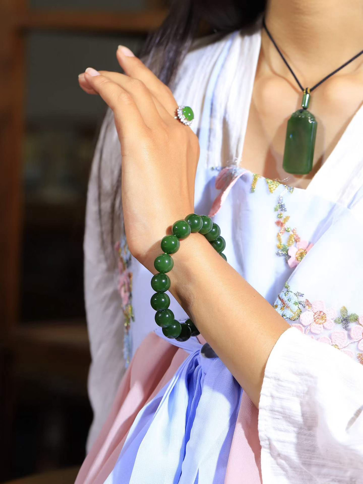 【珠圆玉润.手串】

收藏级️和田玉碧玉珠圆玉润手串 玉质温润细腻  整串打磨圆润，佩戴舒适。珠珠