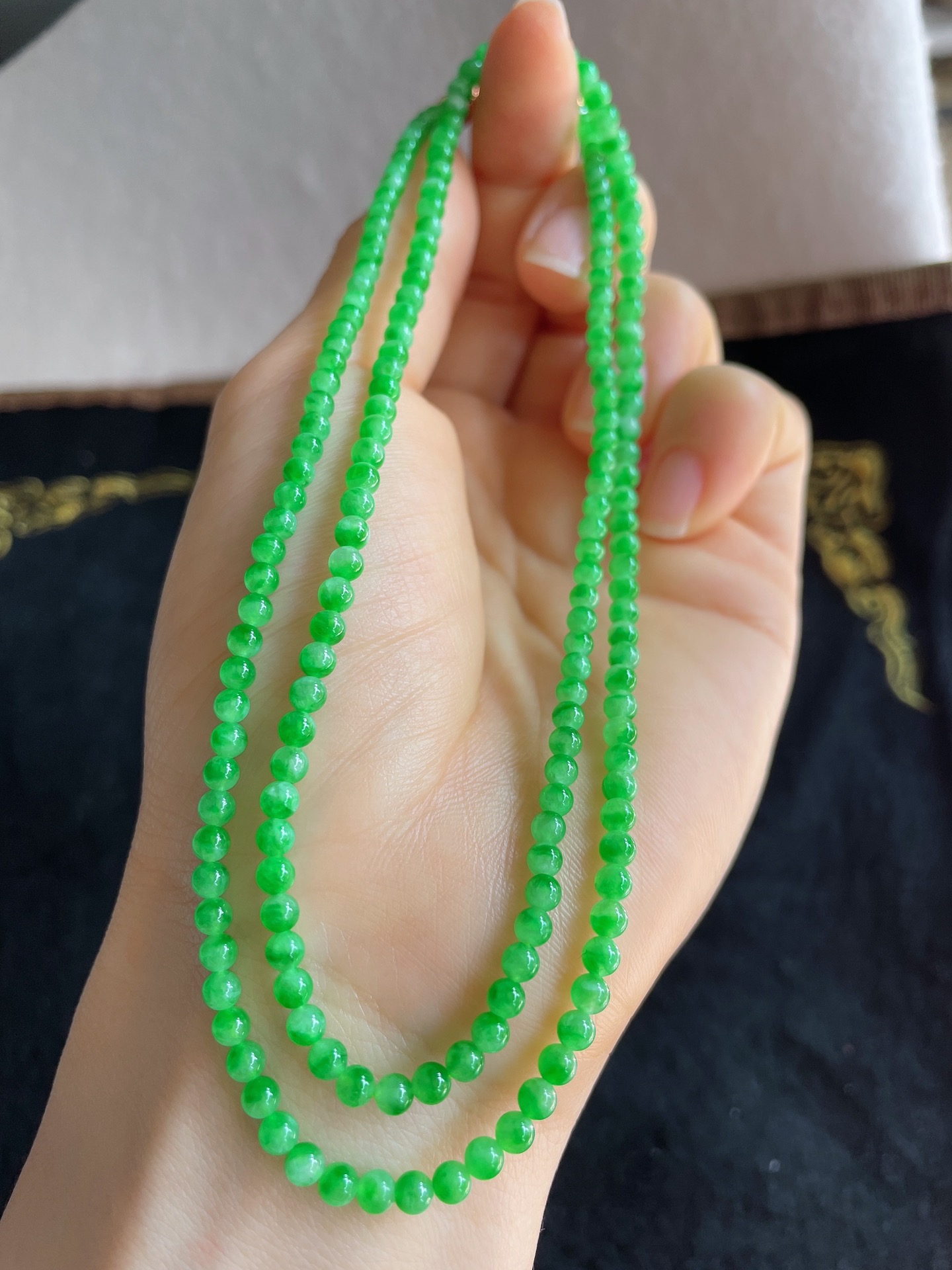缅甸天然翡翠A货，冰飘阳绿小米珠珠链，尺寸：3-3.6mm184颗。-1047