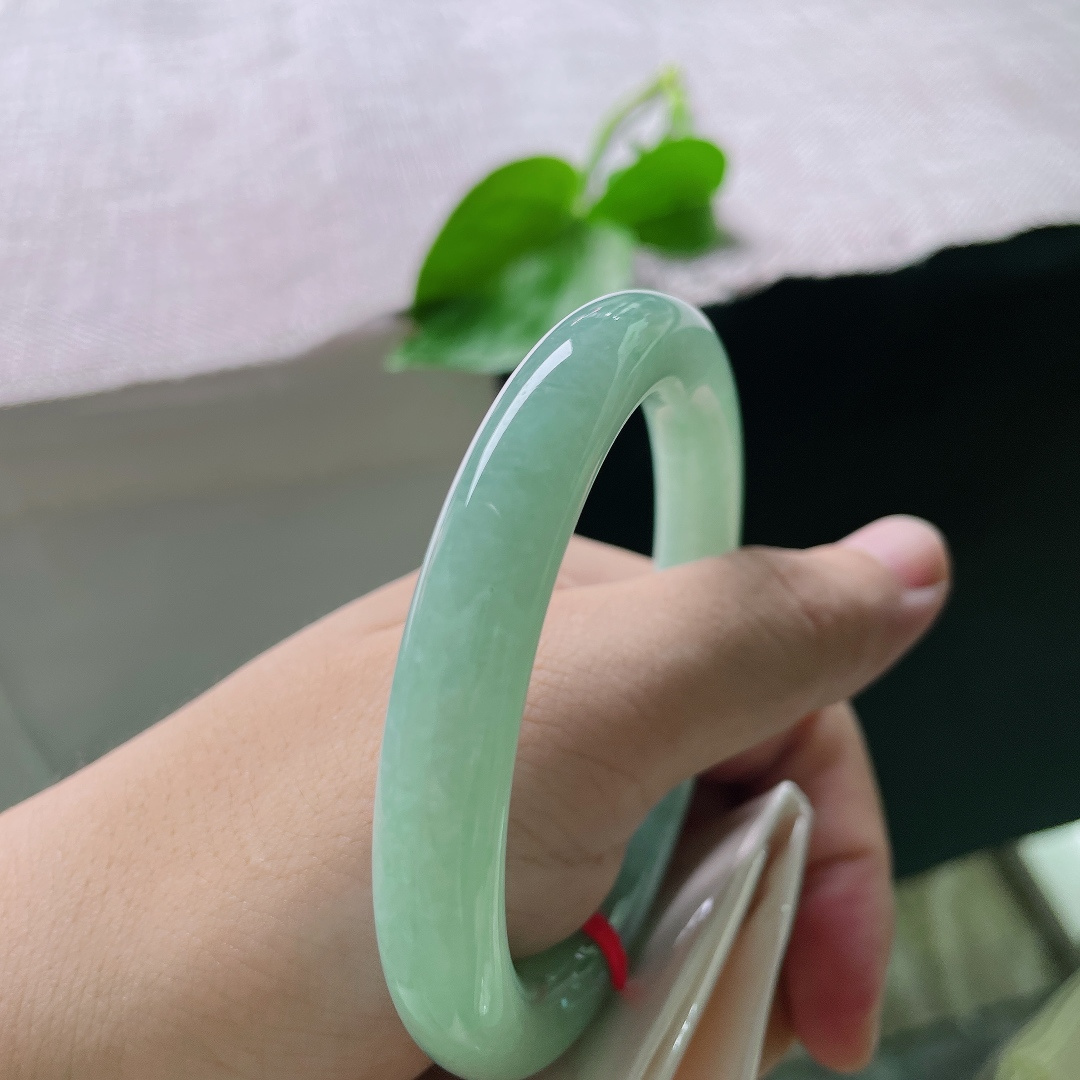 绿底圆条，色泽均匀，种老，水头好，举手投足尽显温婉，甜美，无裂，ss55274a