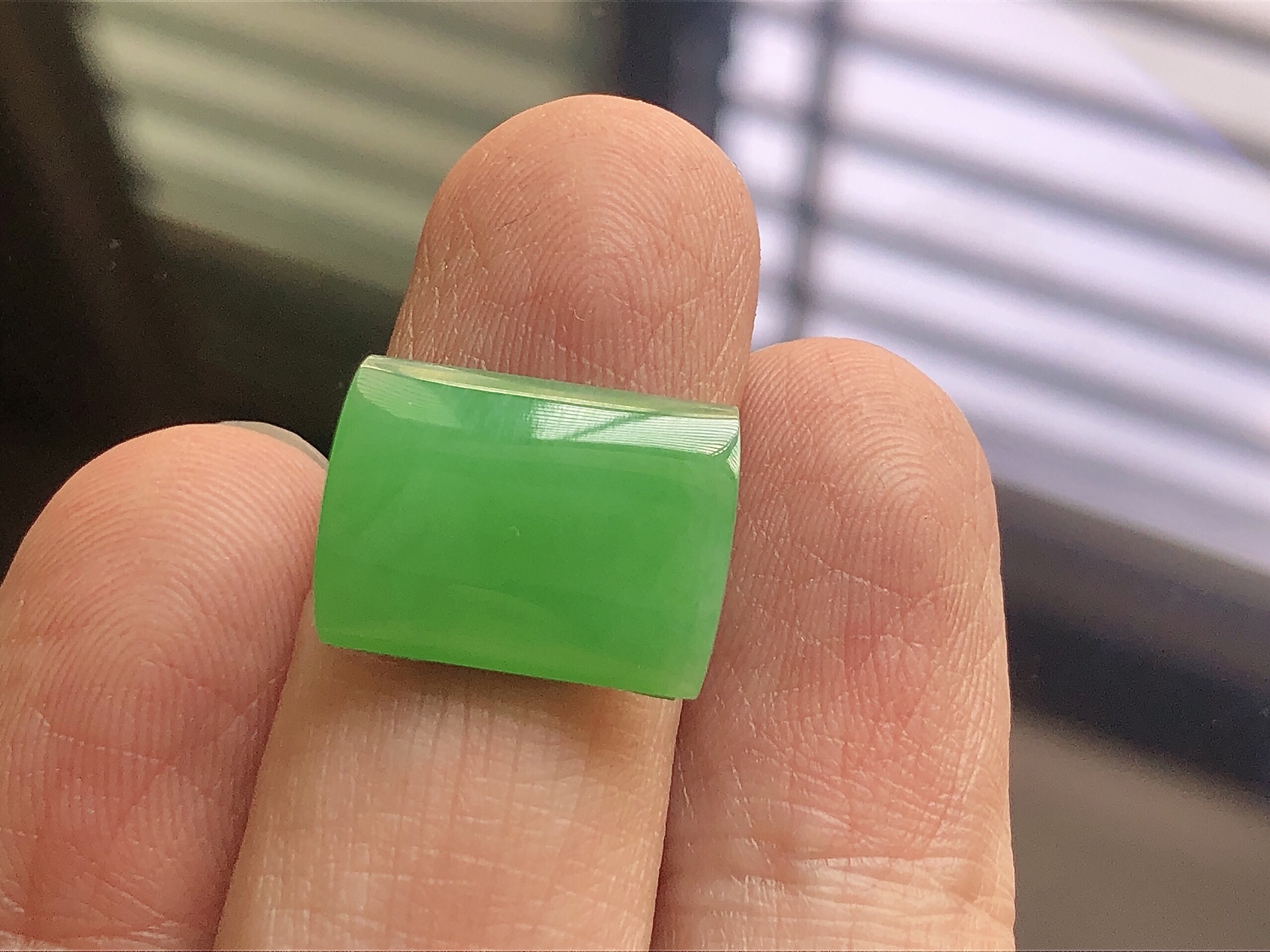 ️ 阳绿马鞍， 色泽艳阳，通透水润，玉质细腻，夺目迷人，镶嵌效果，品相，无裂，尺寸16.2*12*4