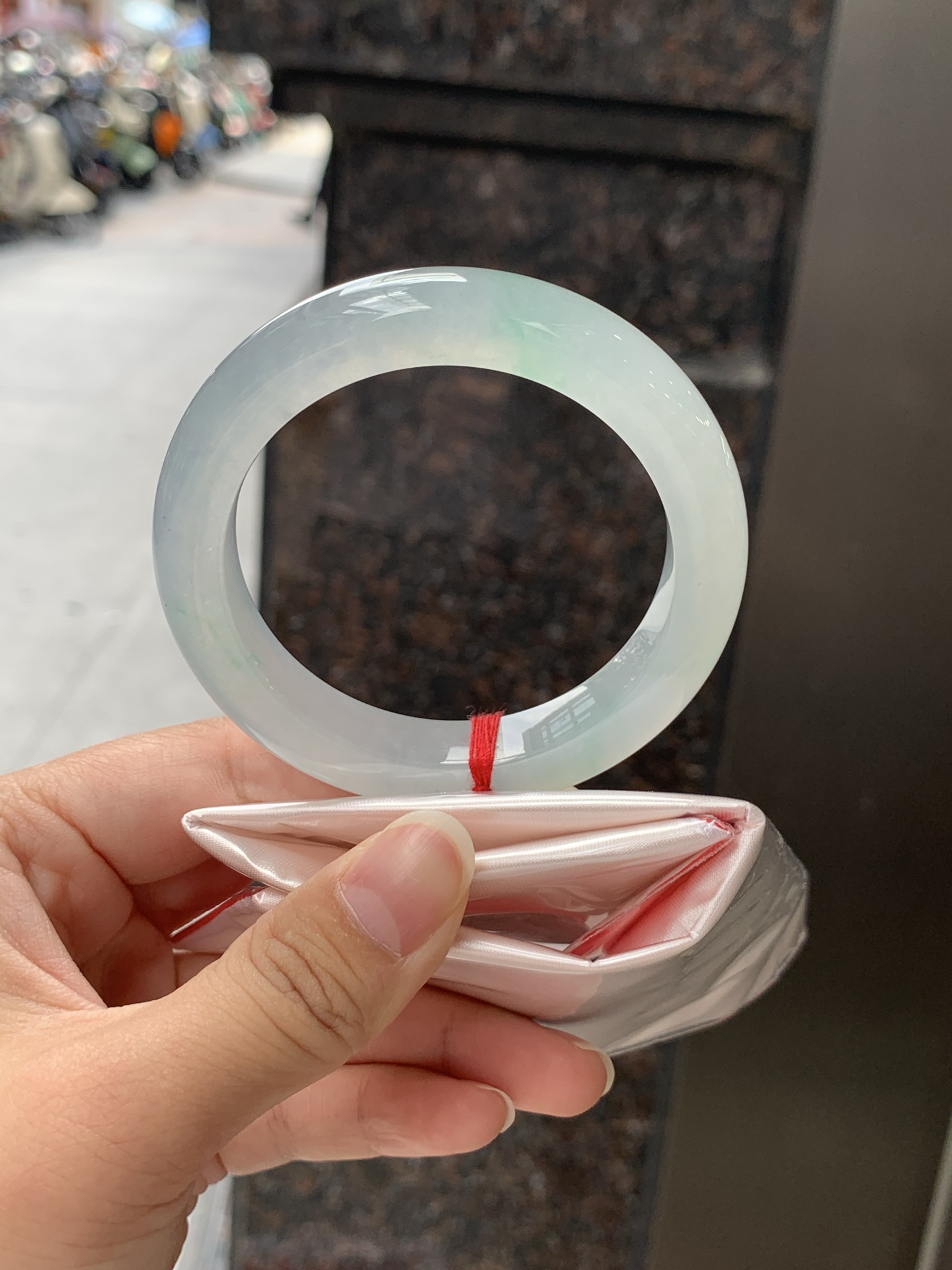冰飘绿正圈 0623-N1049-1 打灯纹裂，清润冰透，底色柔和淡雅，玉质细腻通透，带淡淡飘绿，水头拉满，自然光下灵气十足，温润气质，日常佩戴百搭耐看。