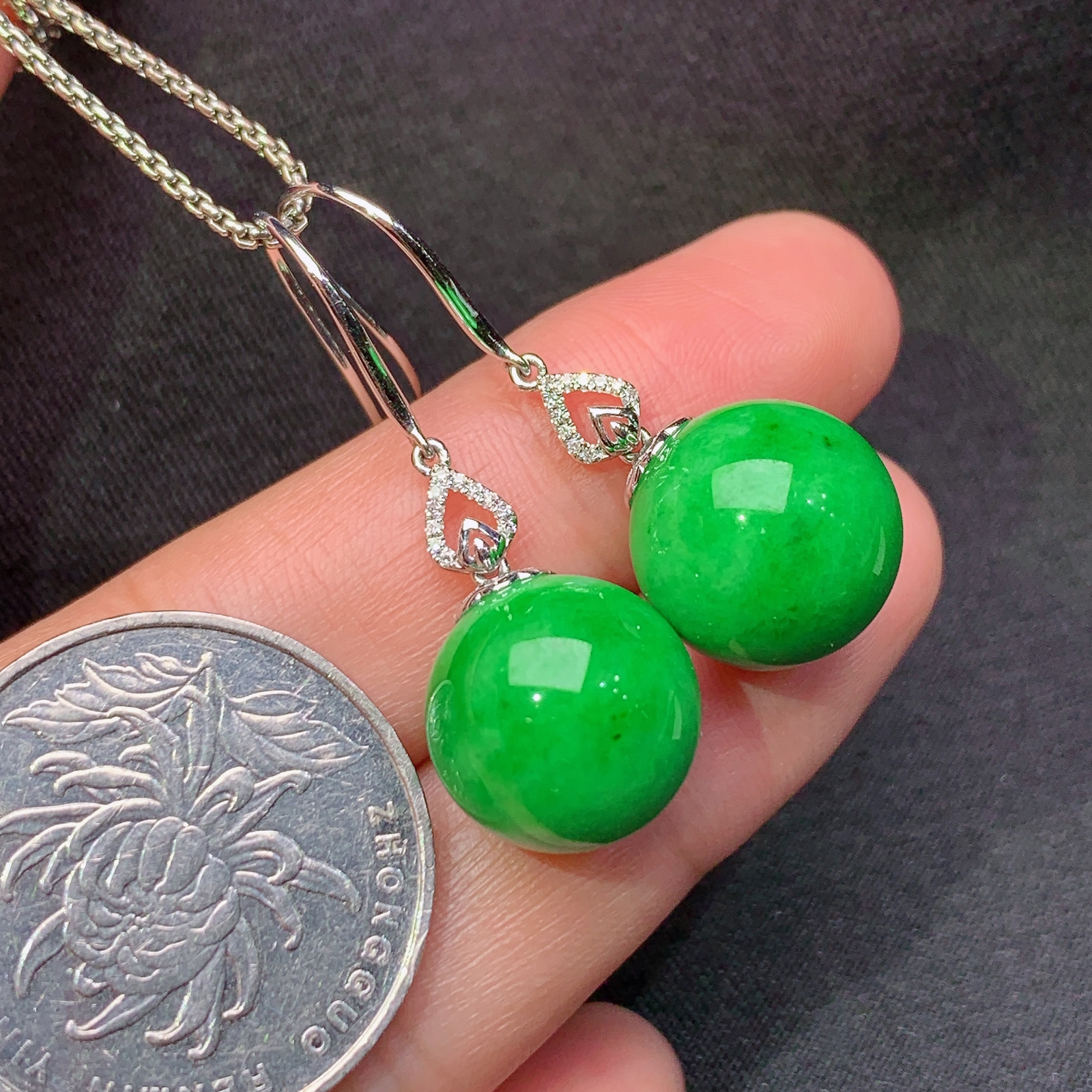 阳绿圆珠耳坠，18k金镶嵌，简约时尚，冰润色阳，种水足，Hl 直径13.1