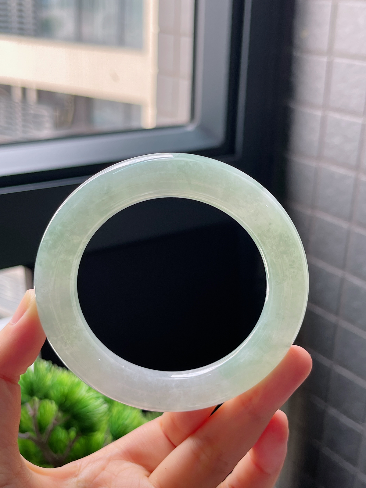 圈口55.7，冰糯绿色翡翠厚装圆条手镯