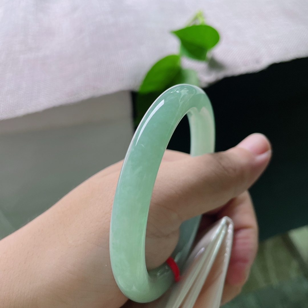 57/9.4，满色圆条，无裂，通体匀润满湖晴水翠，一色清柔漫绕腕间，ss55275a