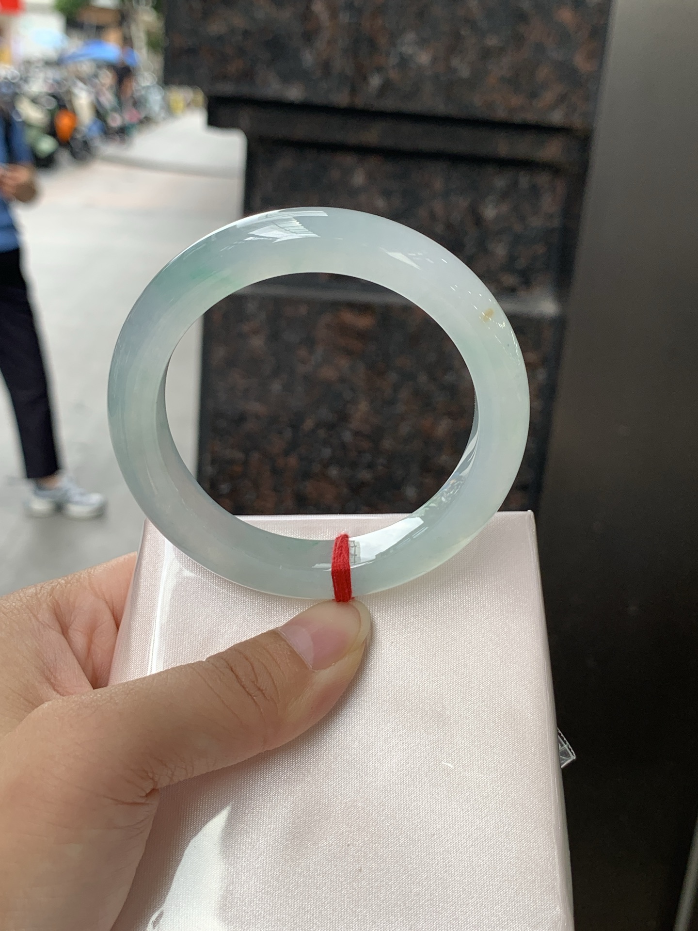 冰飘绿正圈 0623-N1049-2 打灯纹裂，有矿点，洒金，清润冰透，底色柔和淡雅，玉质细腻通透，带淡淡飘绿，水头拉满，自然光下灵气十足，温润气质，日常佩戴百搭耐看。
