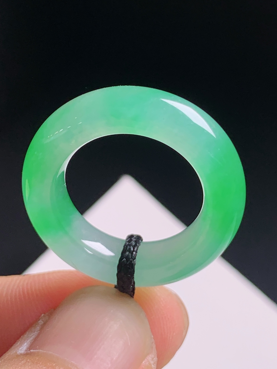 ️ 冰飘绿指环戒圈，翠色鲜润均匀，冰透胶感十足，裸石25.5-6.9-4.5，圈口12，18062