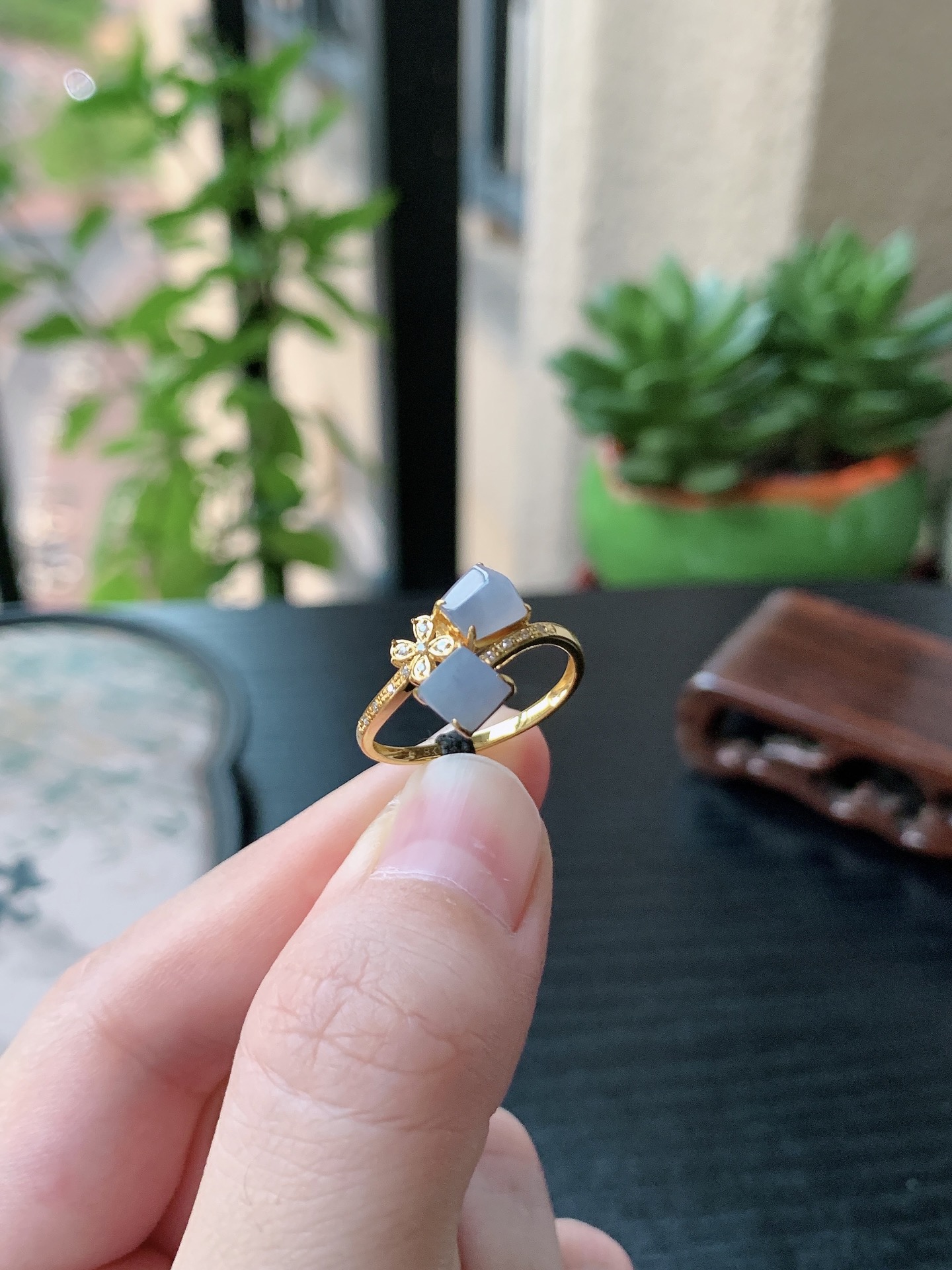 18k金镶嵌老坑冰种胶感随型戒指 裸石尺寸:5-5-4.8mm