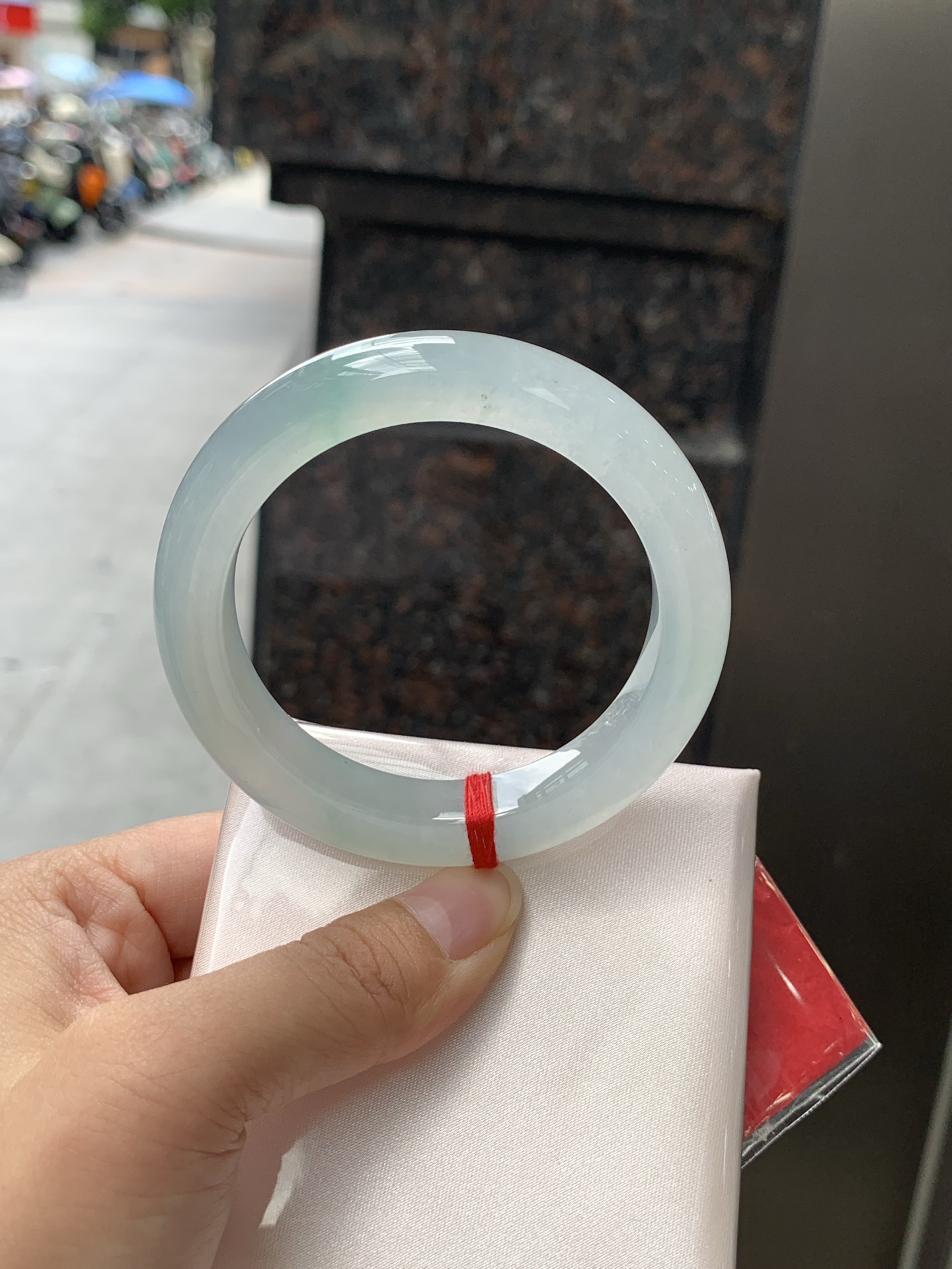 冰飘绿正圈 0623-N1049-1 打灯纹裂，清润冰透，底色柔和淡雅，玉质细腻通透，带淡淡飘绿，水头拉满，自然光下灵气十足，温润气质，日常佩戴百搭耐看。