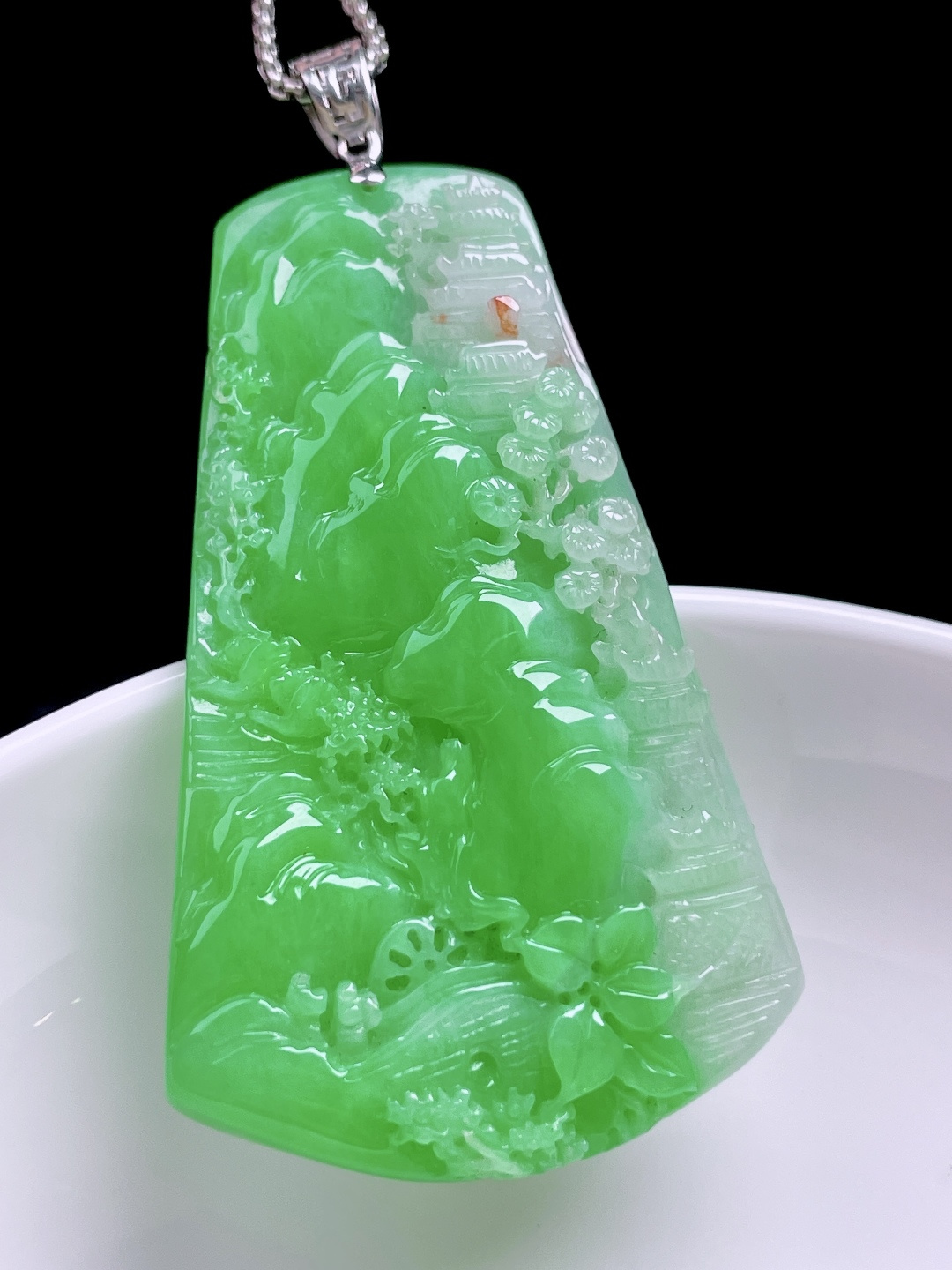 冰阳绿山水牌 色泽鲜艳，种老水润，18k金镶嵌 整体：57 裸石：49.7/30.4/6.4