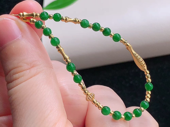️ 18K金伴钻绿珠手链，尺寸取一3.3mm，包A附证书