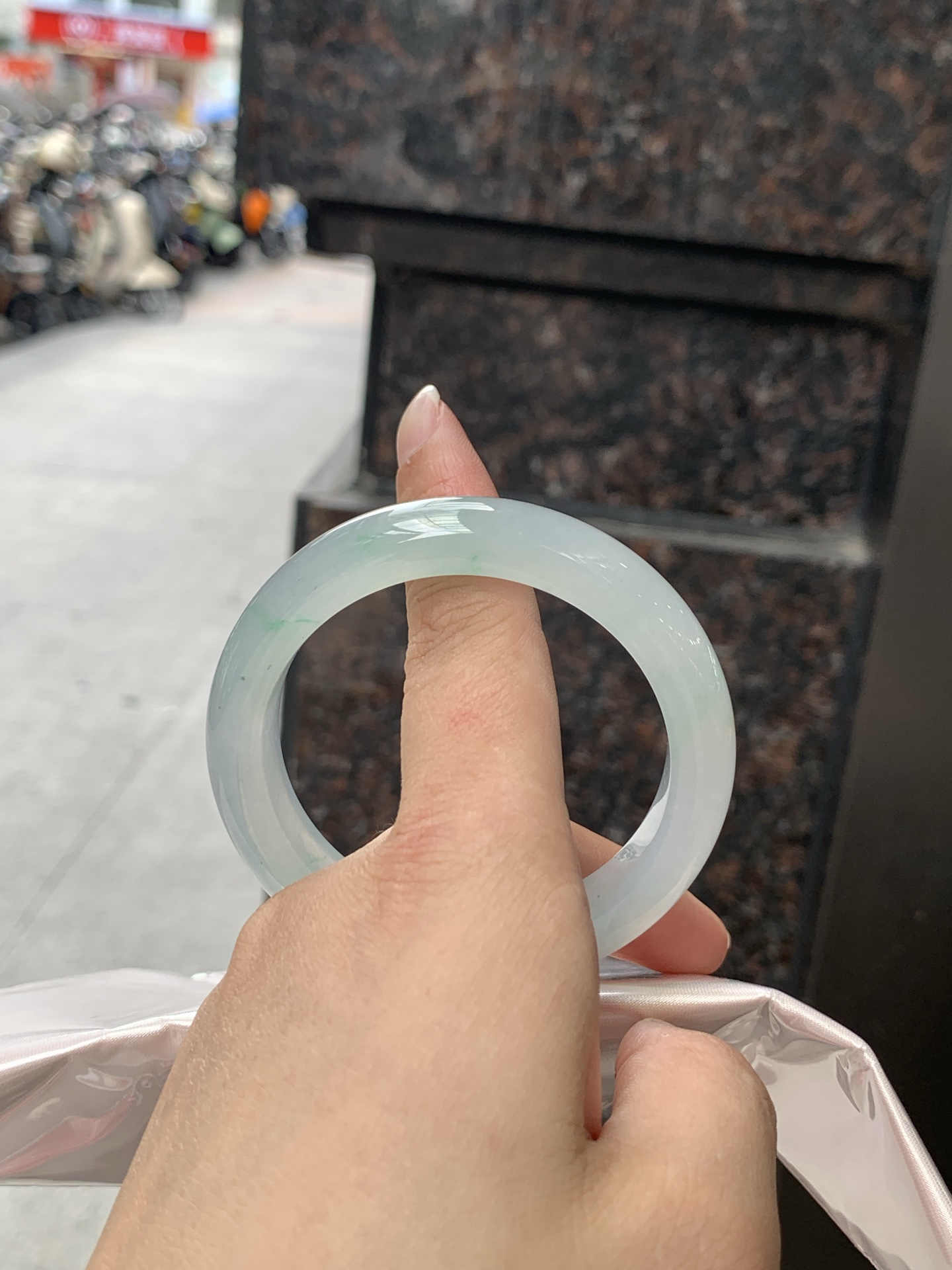冰飘绿正圈 0623-N1049-2 打灯纹裂，有矿点，洒金，清润冰透，底色柔和淡雅，玉质细腻通透，带淡淡飘绿，水头拉满，自然光下灵气十足，温润气质，日常佩戴百搭耐看。