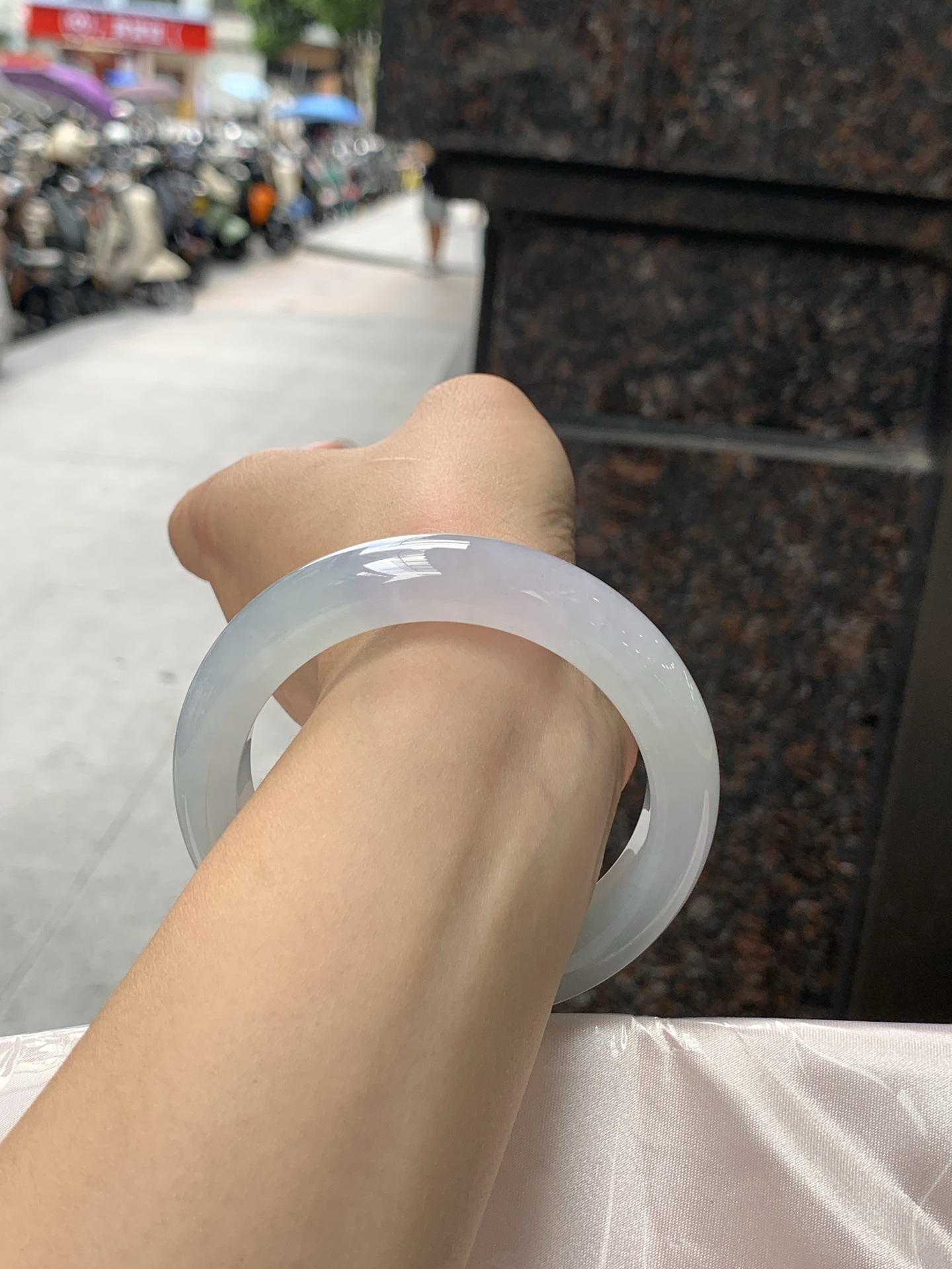 冰春彩正圈 60.3-13.2-10.5 0623-N1051 打灯细纹，冰透莹润，湖水青渐变底色柔和耐看，种水通透干净，光线穿过自带水光灵气。
