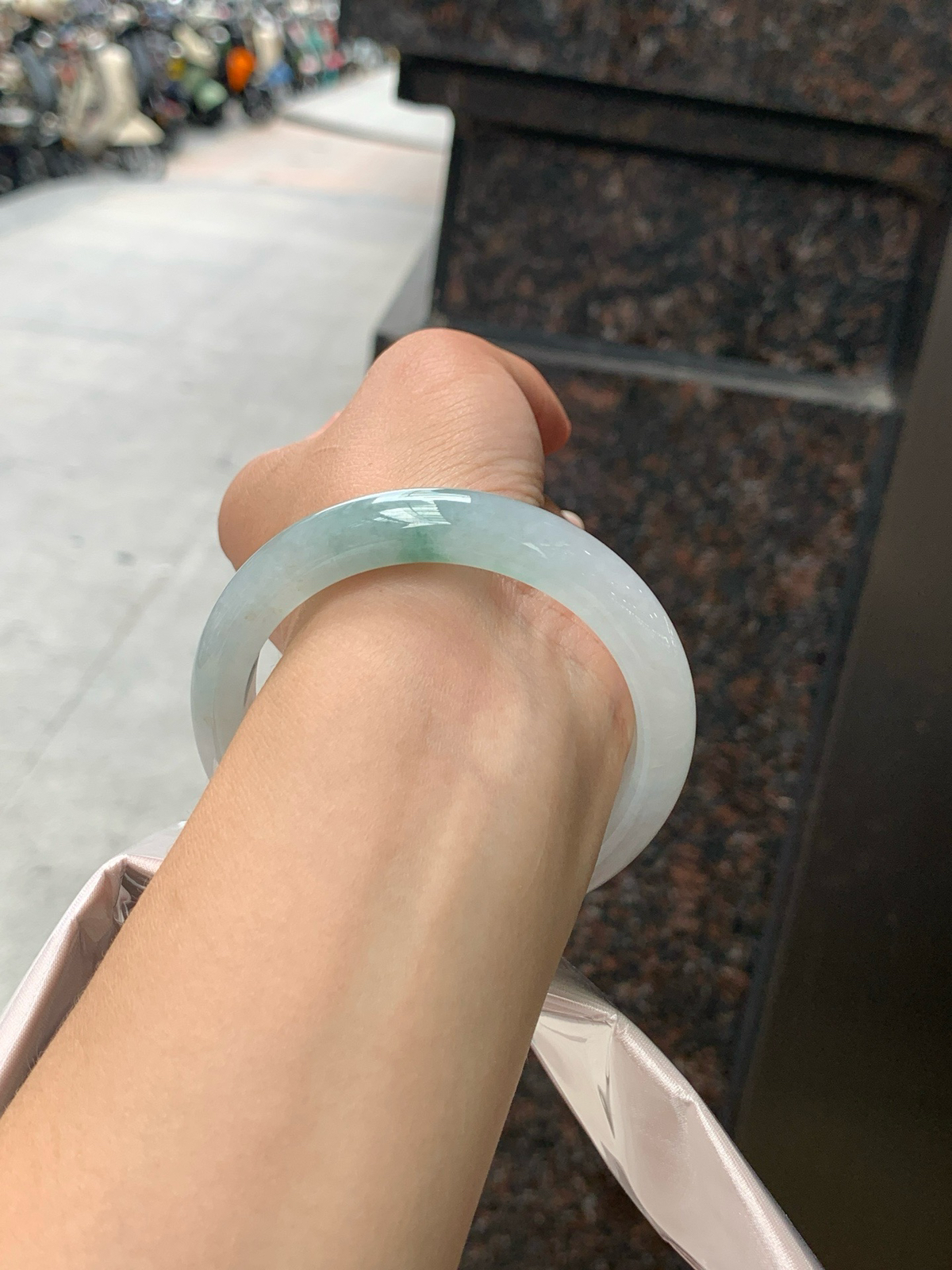 特惠活动#飘花正圈
尺寸：55.9-11.4-8.3
打灯冰晶纹，底妆水润细腻，几抹蓝花灵动飘逸，意境感十足，古典优雅又秀气