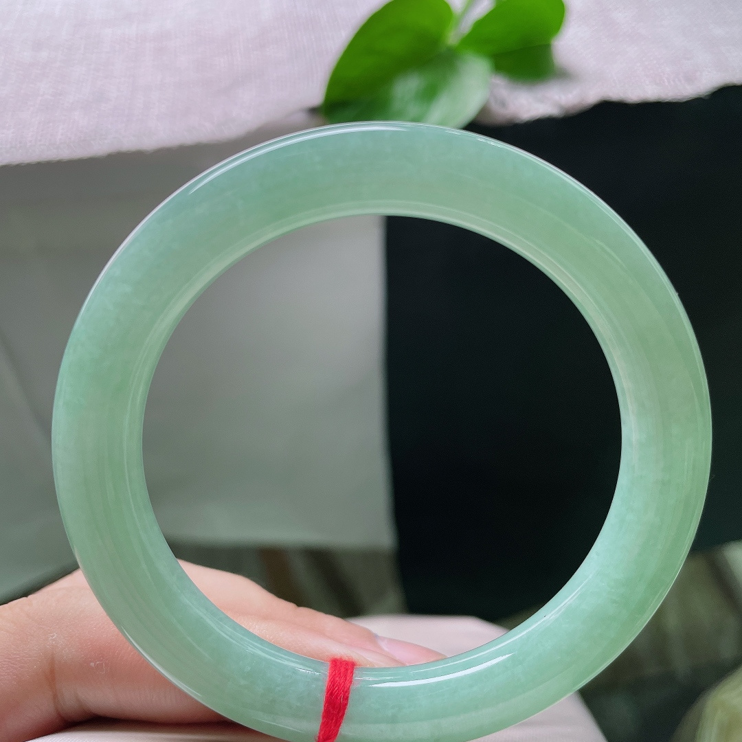 绿底圆条，色泽均匀，种老，水头好，举手投足尽显温婉，甜美，无裂，ss55274a