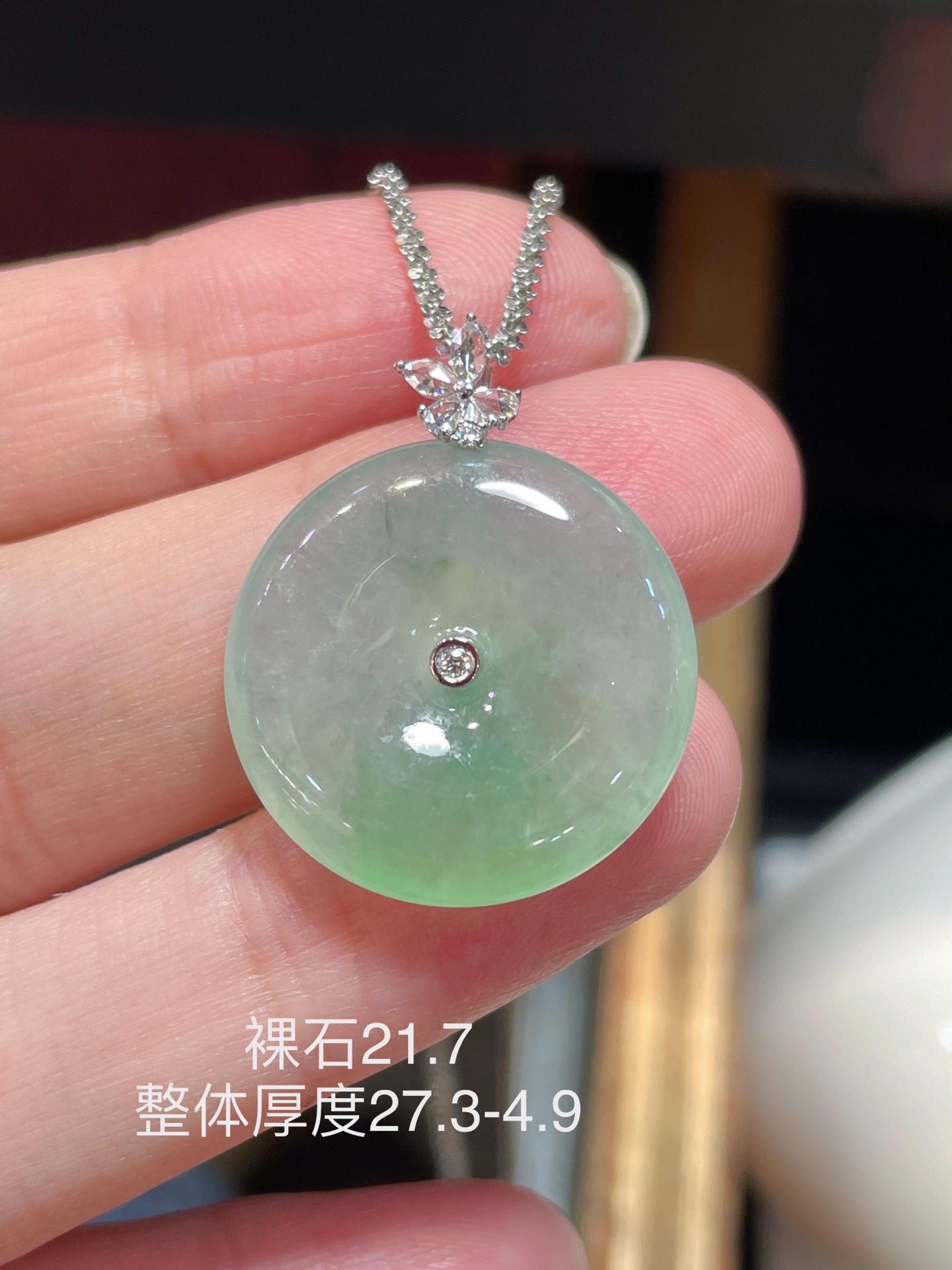 ️ 翡翠飘绿平安扣吊坠，质量货，光感强烈 种老细腻，料子水润通透，18k镶，佩戴效果佳，27.3-