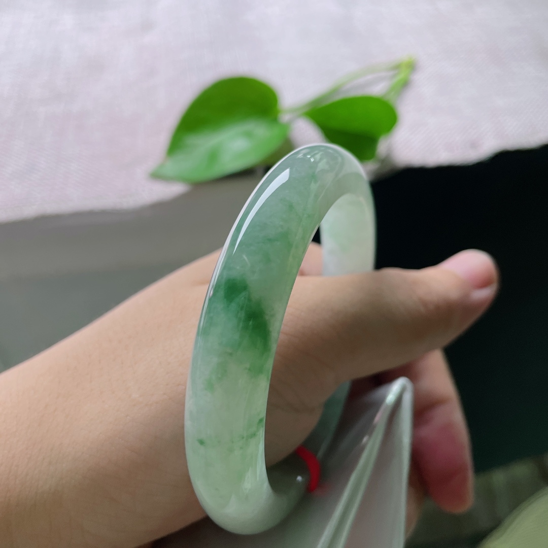 56.7/11.7/9.0，飘绿正圈，无裂，玉镯清润飘翠，形制端庄，佩戴尽显温婉大方的得体气韵，ss50170a
