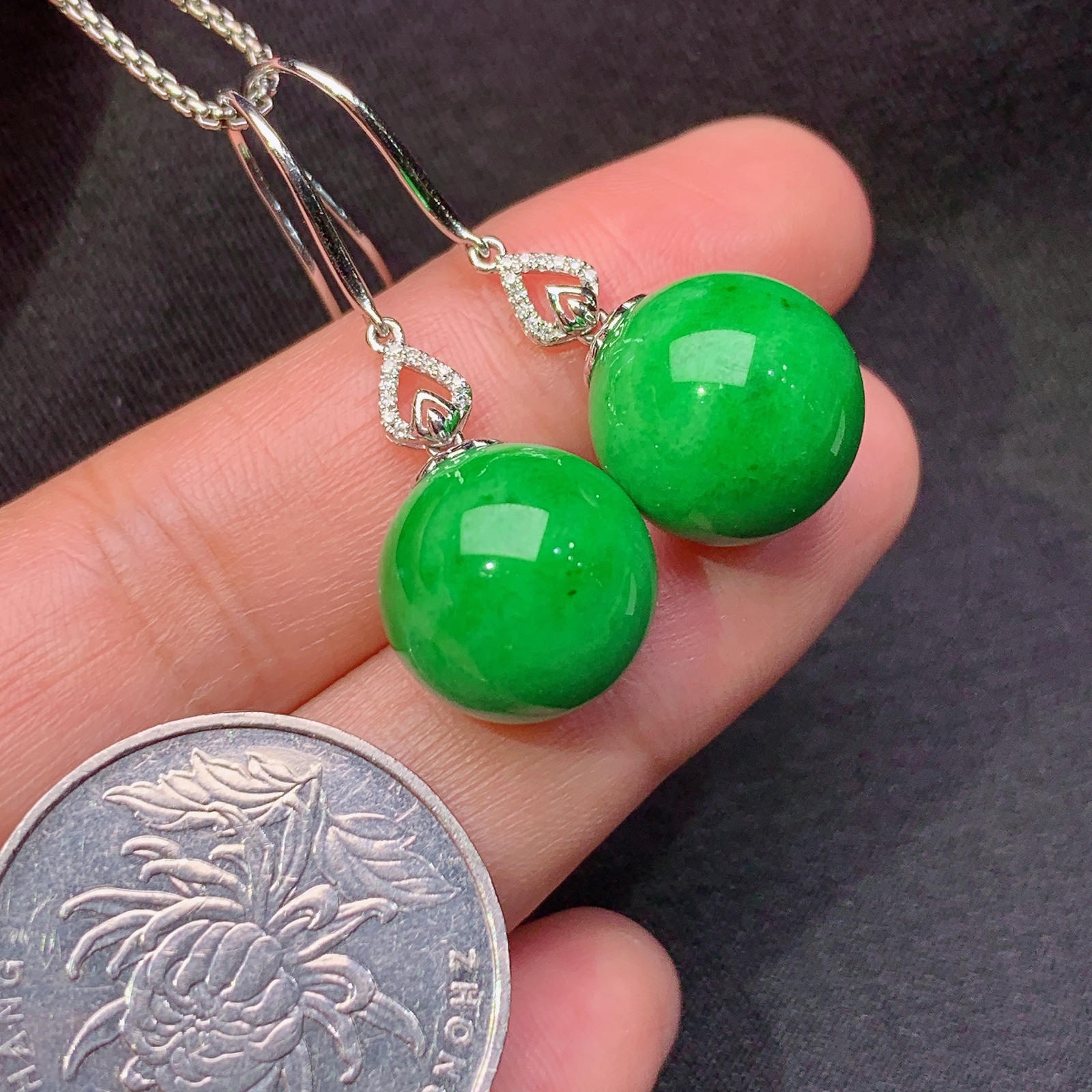 阳绿圆珠耳坠，18k金镶嵌，简约时尚，冰润色阳，种水足，Hl 直径13.1