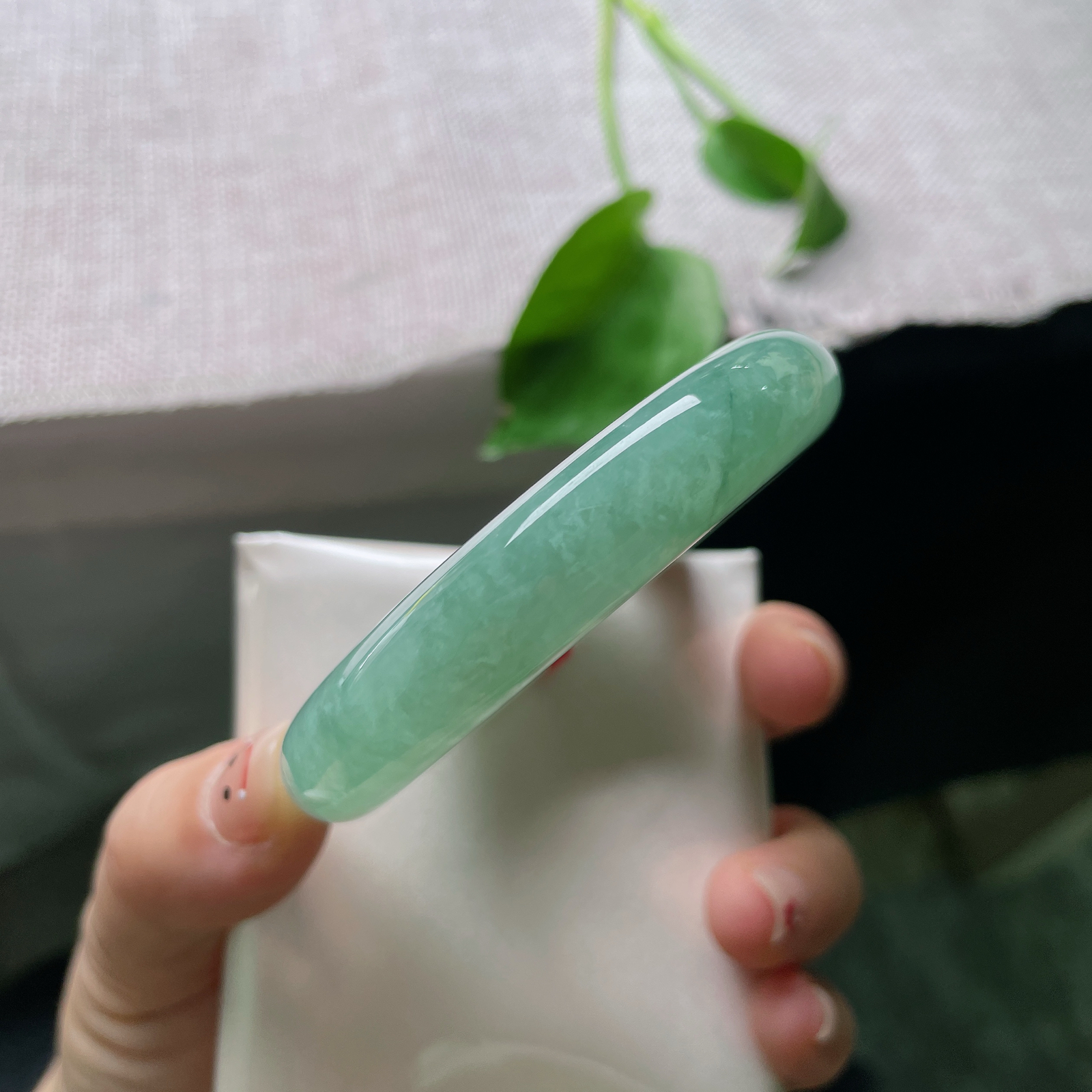 54/12.1/8.3，满绿正圈，无纹裂，一镯匀润满湖翠，清莹绿意绕腕，满目温润春光，ss55042a