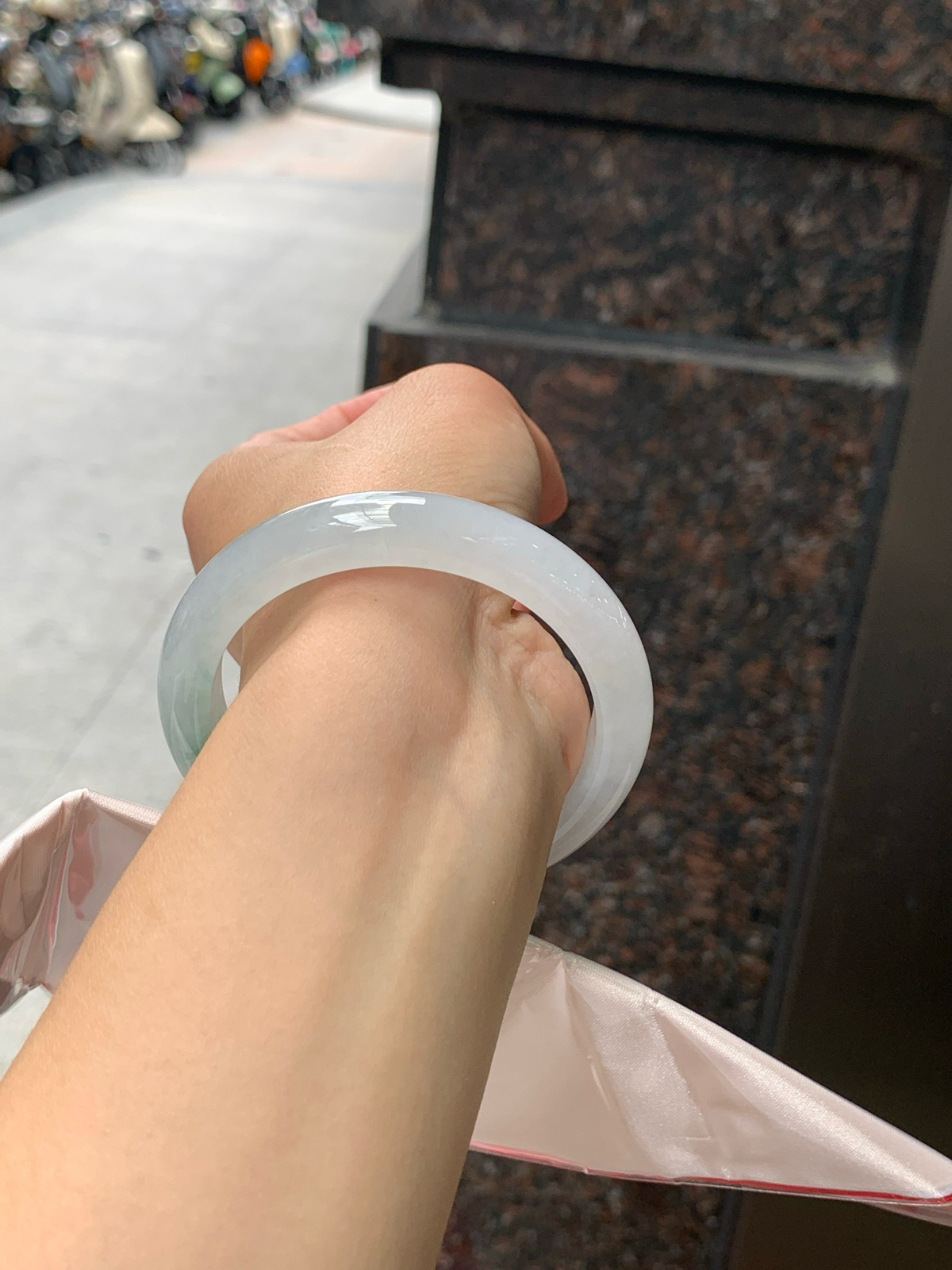 特惠活动#飘花正圈
尺寸：55.9-11.4-8.3
打灯冰晶纹，底妆水润细腻，几抹蓝花灵动飘逸，意境感十足，古典优雅又秀气