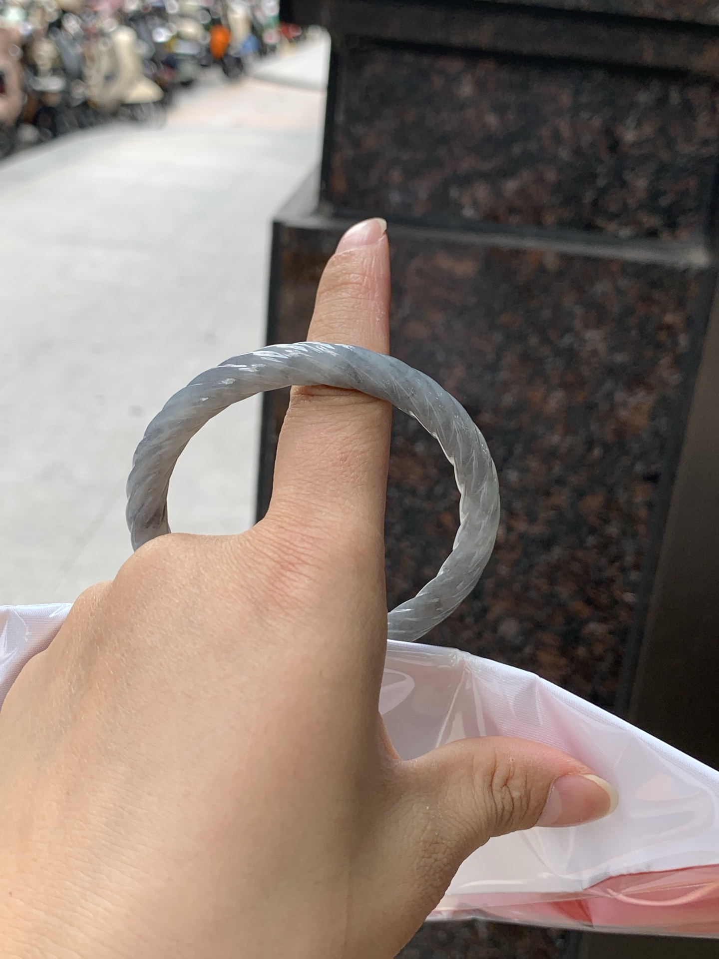 乌鸡麻花圆条 55.4-7.4-7.4 0623-152-61 无裂，精细麻花雕刻，立体感十足，冰透灰黑种水，质感冷冽，独特别致款式，小众复古。