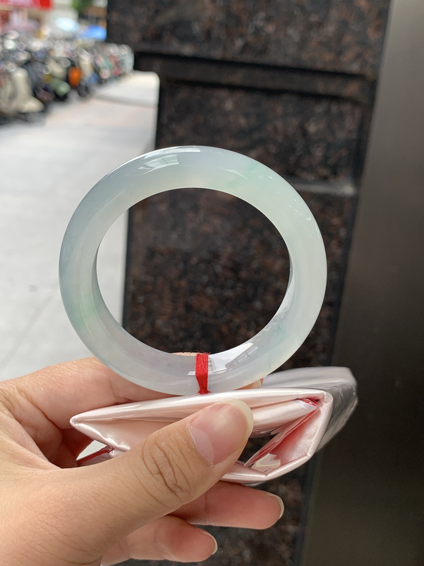 冰飘绿正圈 0623-N1049-1 打灯纹裂，清润冰透，底色柔和淡雅，玉质细腻通透，带淡淡飘绿，水