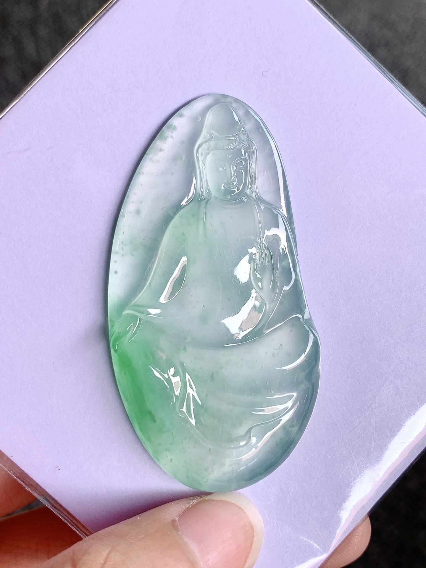 冰飘绿观音，尺寸：58.1×30.3×5.8mm，冰润飘绿，观音仪态端庄