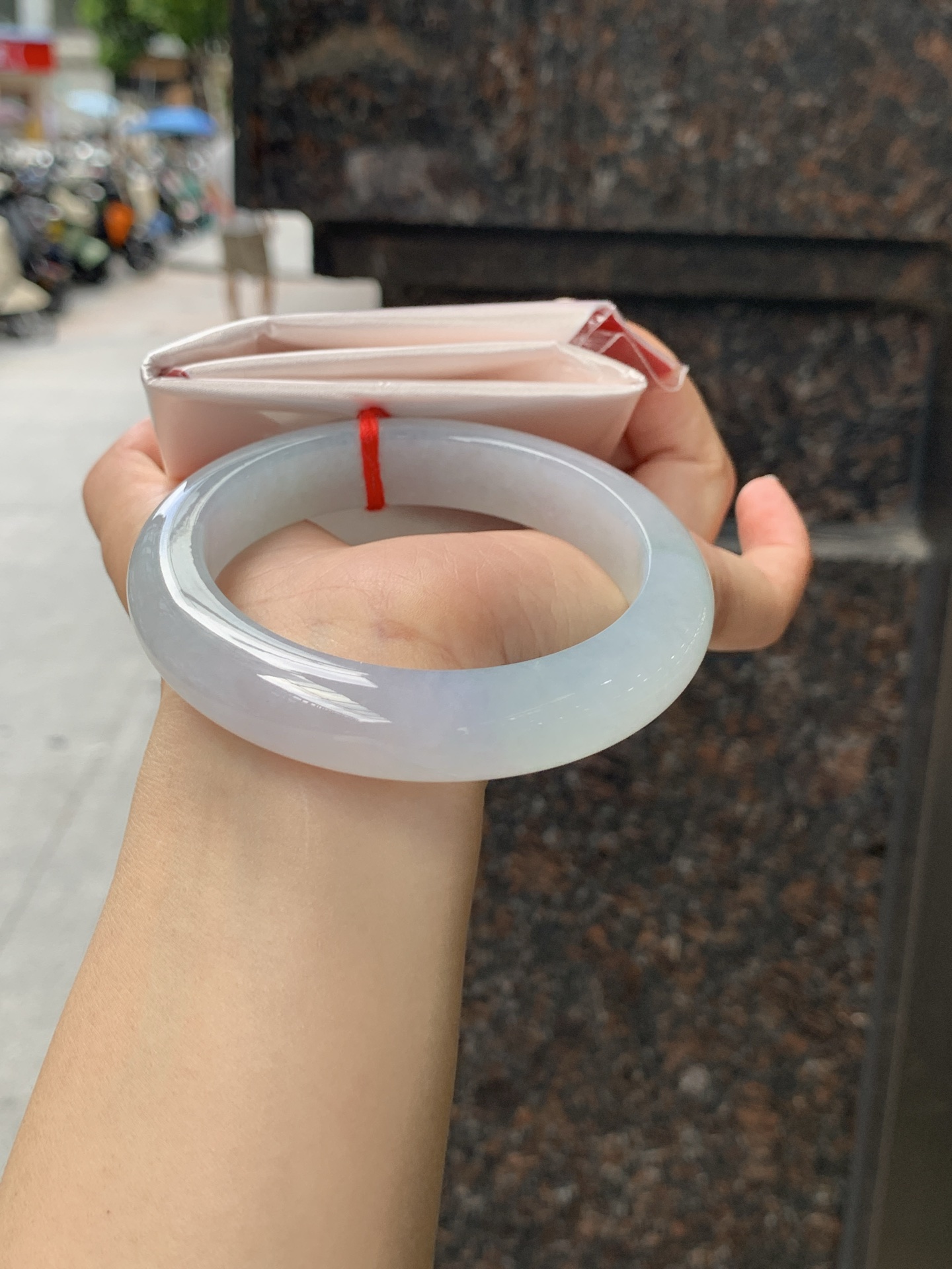 冰春彩正圈 60.3-13.2-10.5 0623-N1051 打灯细纹，冰透莹润，湖水青渐变底色柔和耐看，种水通透干净，光线穿过自带水光灵气。