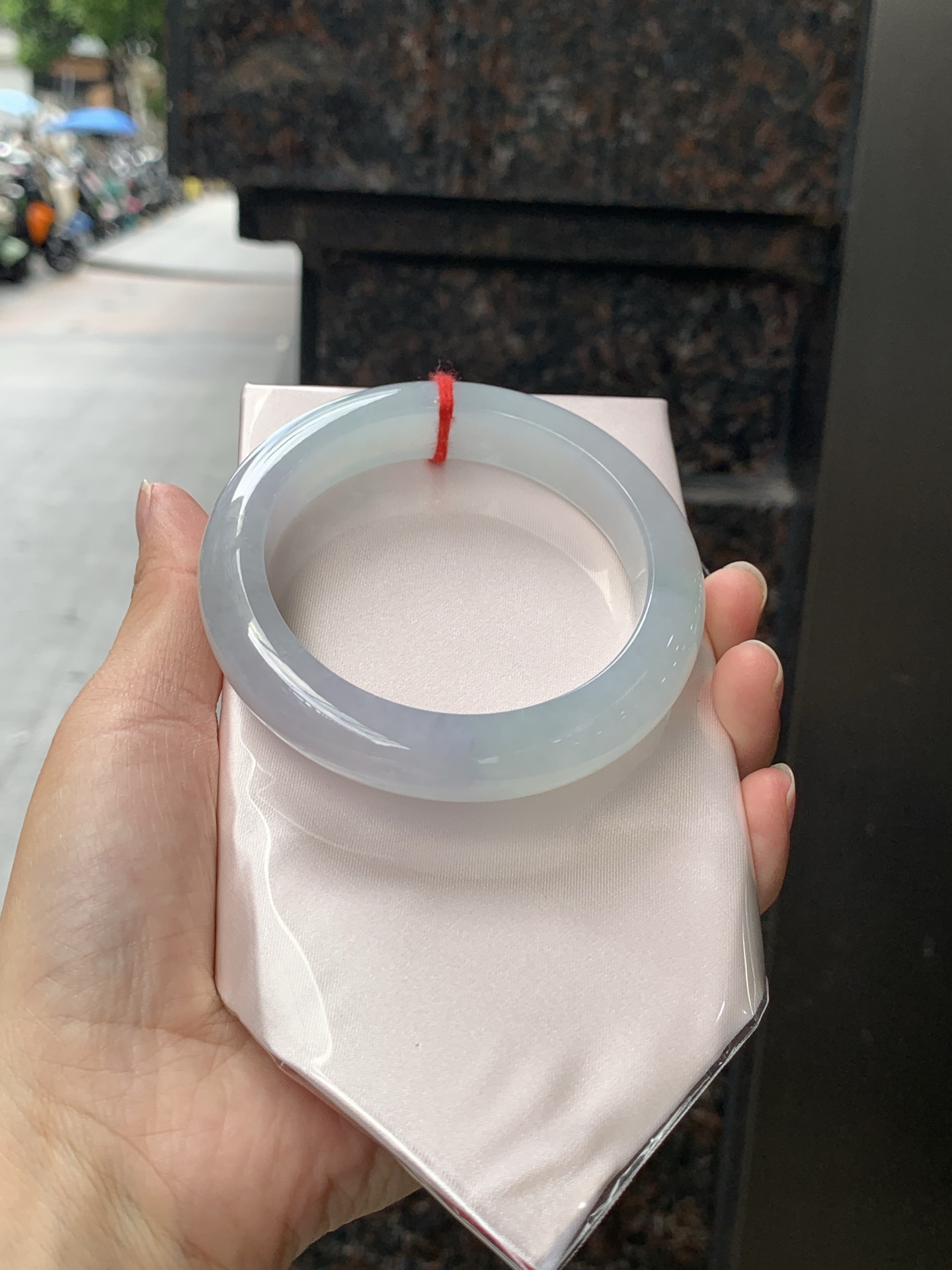 冰春彩正圈 60.3-13.2-10.5 0623-N1051 打灯细纹，冰透莹润，湖水青渐变底色柔和耐看，种水通透干净，光线穿过自带水光灵气。