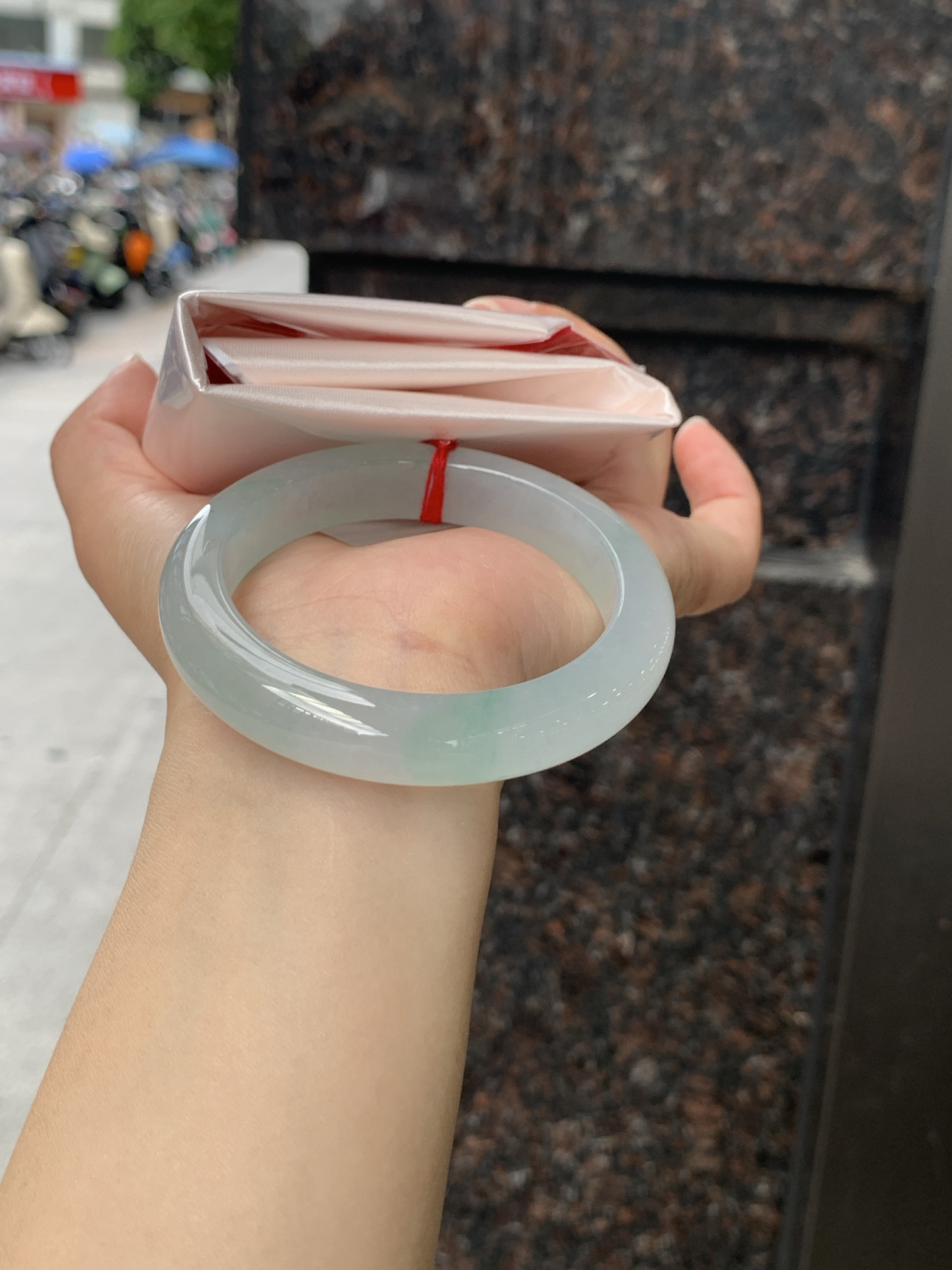冰飘绿正圈 0623-N1049-2 打灯纹裂，有矿点，洒金，清润冰透，底色柔和淡雅，玉质细腻通透，带淡淡飘绿，水头拉满，自然光下灵气十足，温润气质，日常佩戴百搭耐看。