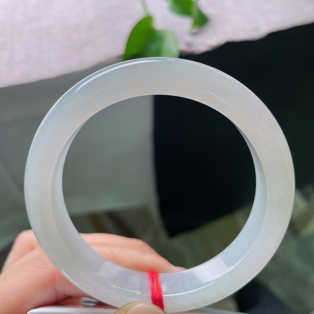 55.5/12/8.5，白月光，水光柔和，带点点繁星洒金点缀，独特，一镯素净藏尽东方温婉。无裂，ss46955a