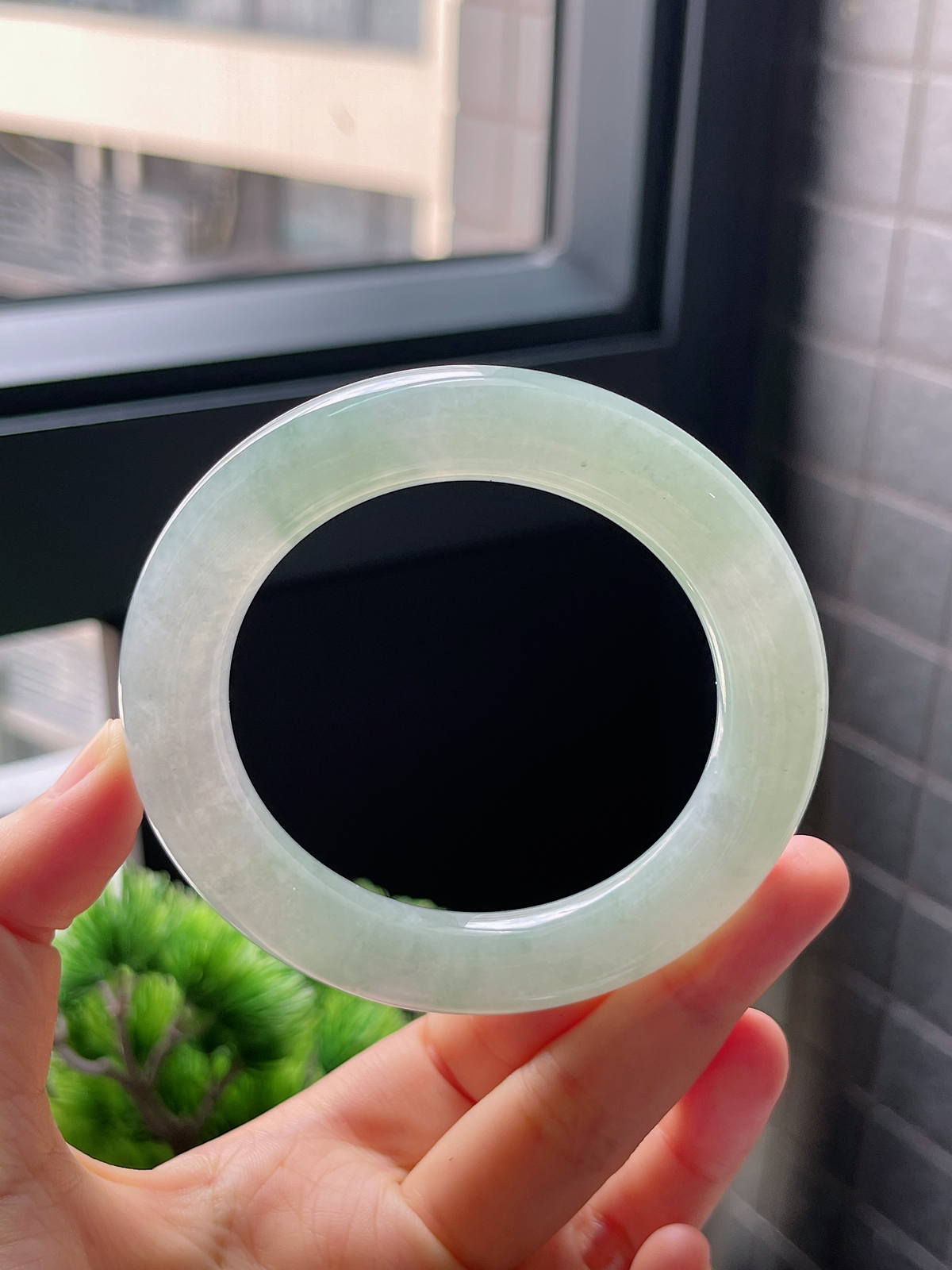圈口55.7，冰糯绿色翡翠厚装圆条手镯
