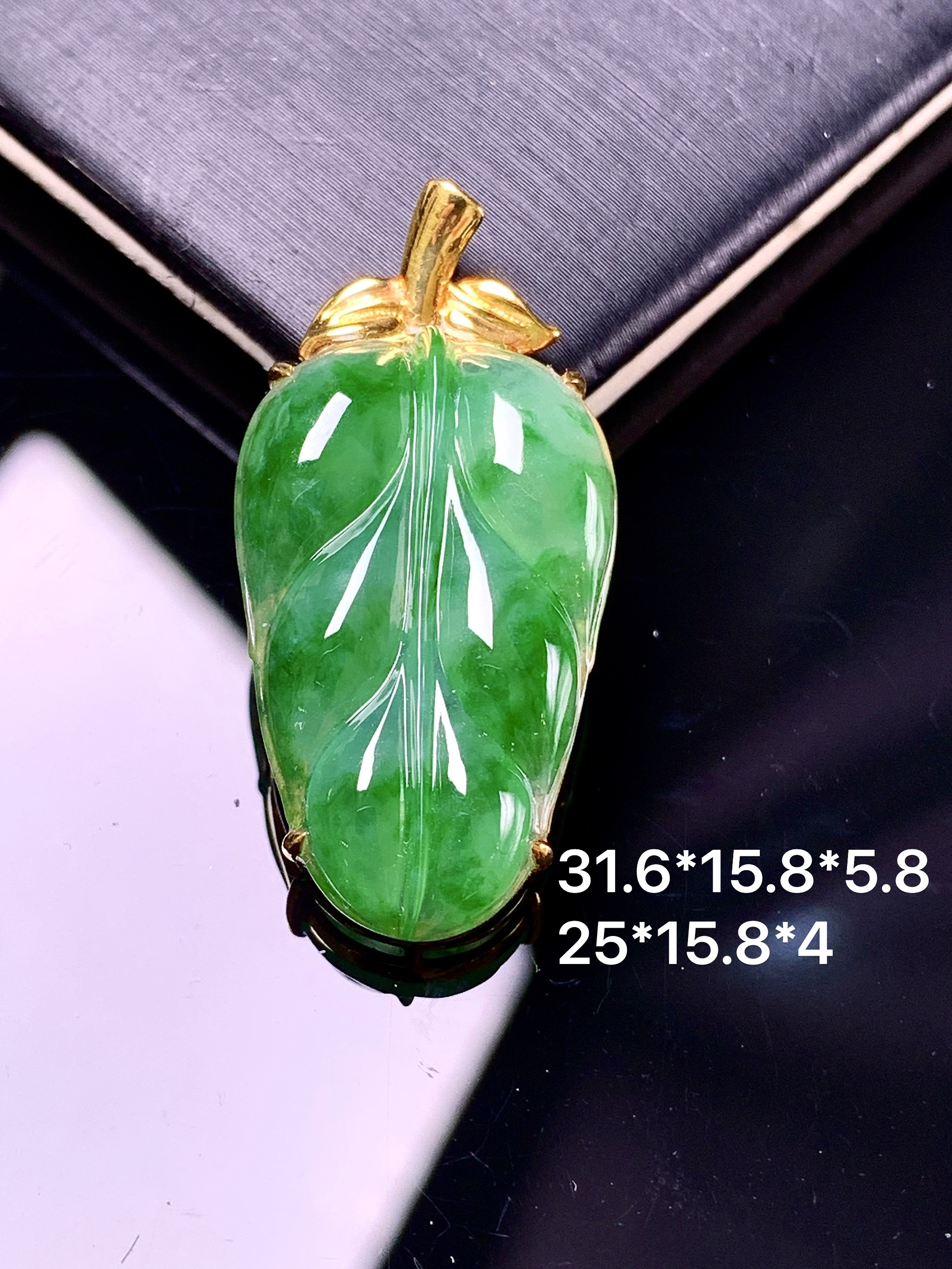 18k金镶嵌飘绿树叶吊坠 玉质细腻 色泽艳丽清新 整体尺寸31.6*15.8*5.8 m1
