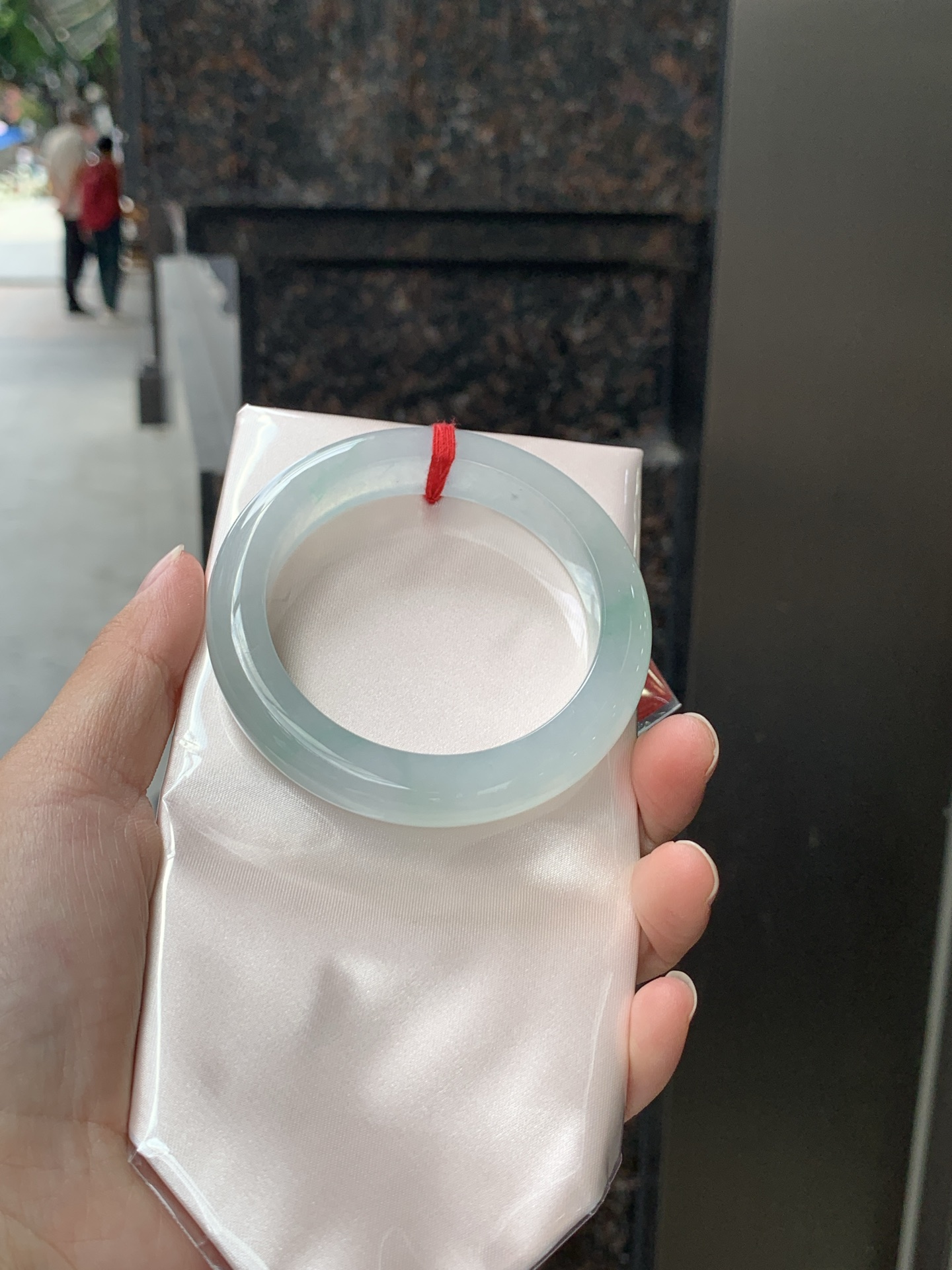 冰飘绿正圈 0623-N1049-1 打灯纹裂，清润冰透，底色柔和淡雅，玉质细腻通透，带淡淡飘绿，水头拉满，自然光下灵气十足，温润气质，日常佩戴百搭耐看。
